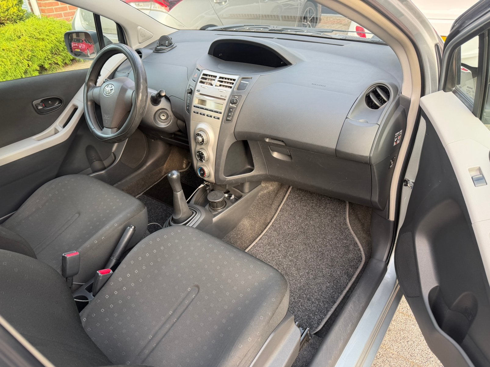 Foto 8 van Toyota Yaris 1.0 12V Vvt-i 3DR Terra 2006 Grijs