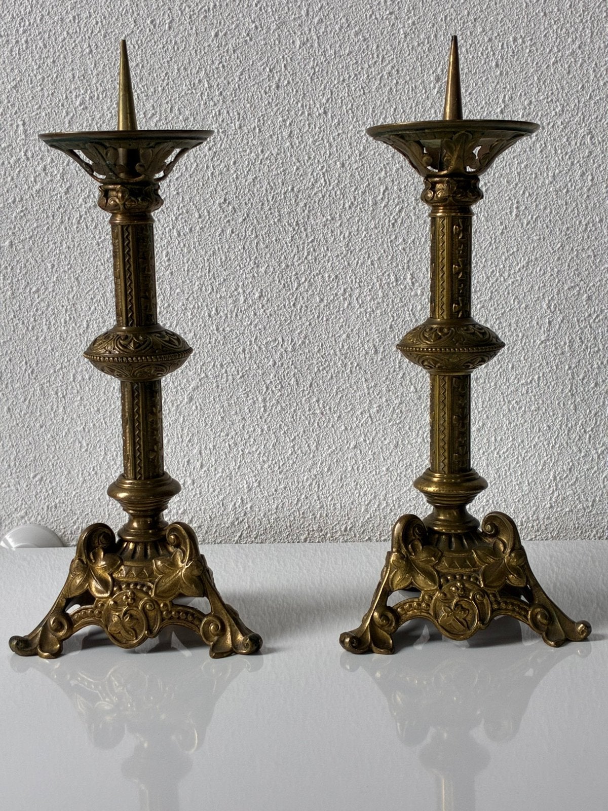 Set antieke kerkkandelaars – Neogotische stijl., Ophalen of Verzenden, Koper of Brons