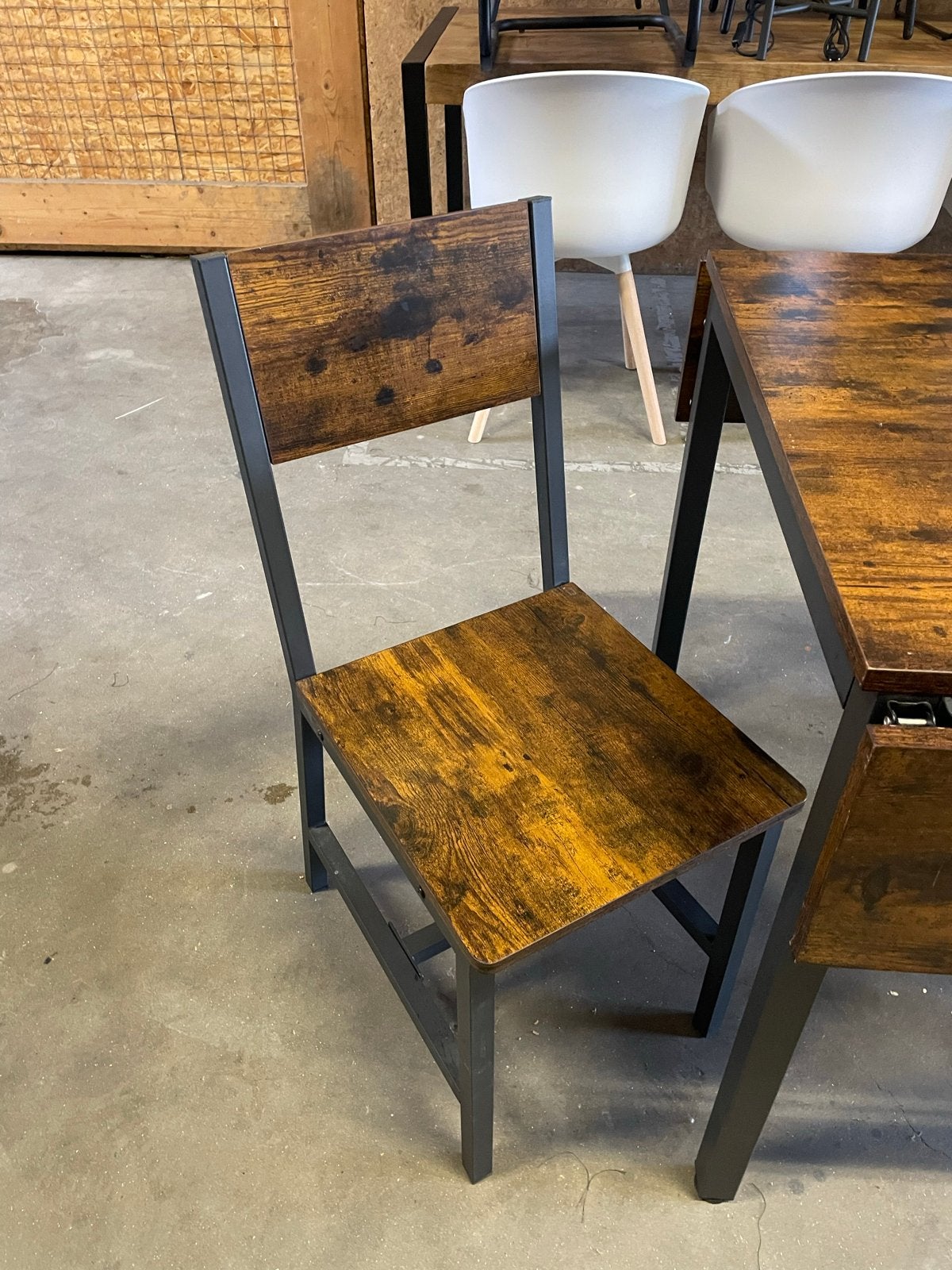 2 Nieuwe Houten Stoelen met Stalen Onderstel - Zithoogte 47c, Ophalen, ., Twee, .