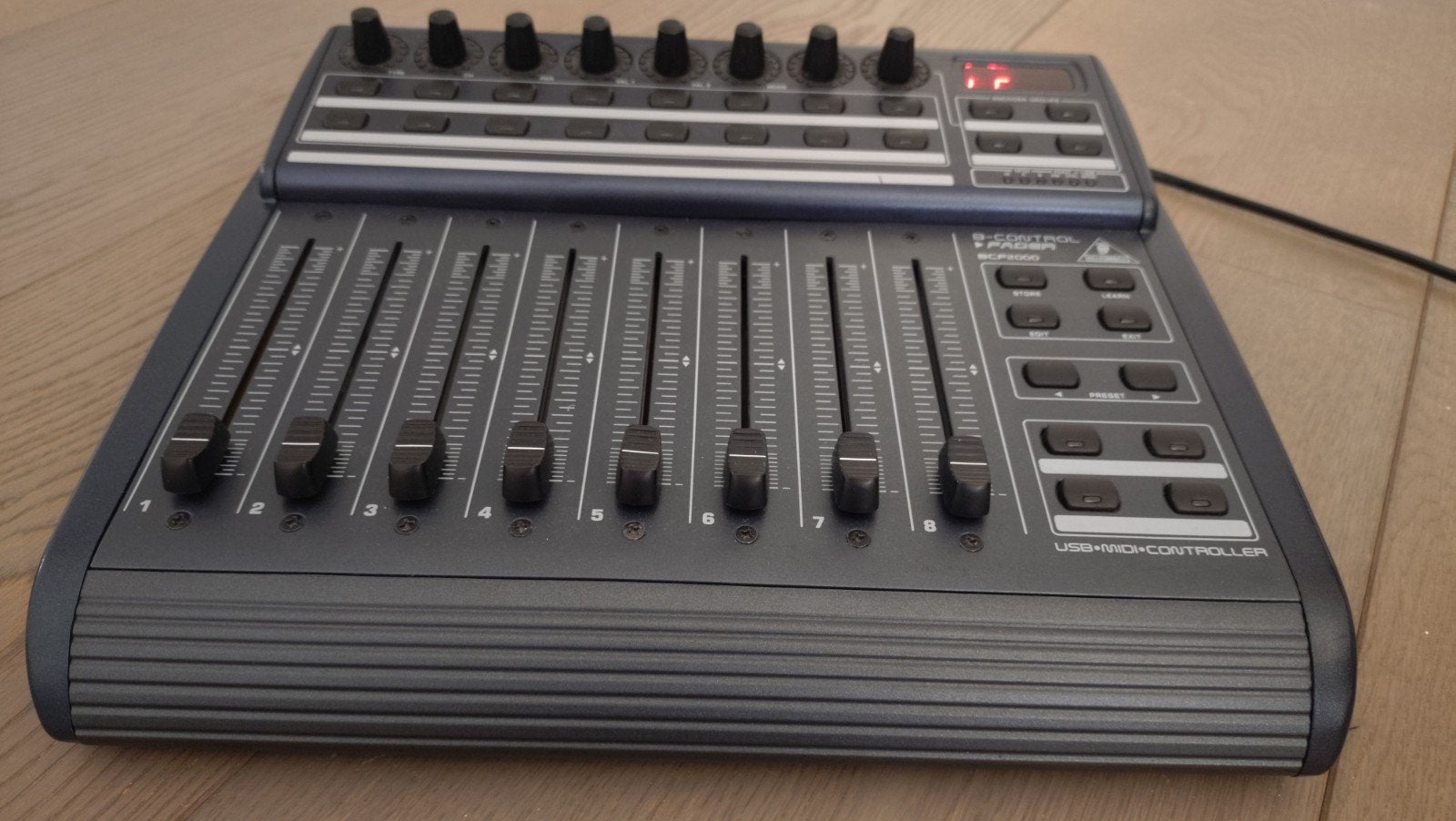 Behringer BCF2000, Ophalen of Verzenden, Zo goed als nieuw, 5 tot 10 kanalen