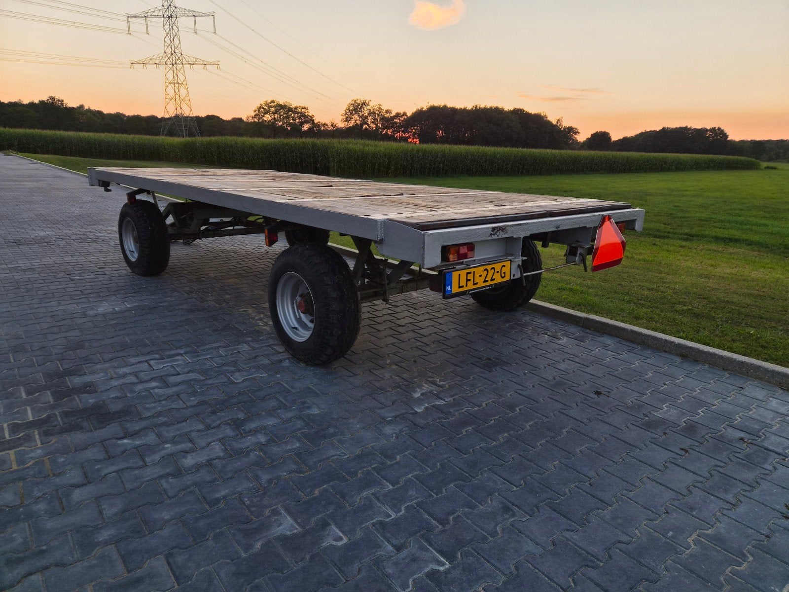 Platte wagen met landbouw kenteken en hydraulische rem, Ophalen, Transport