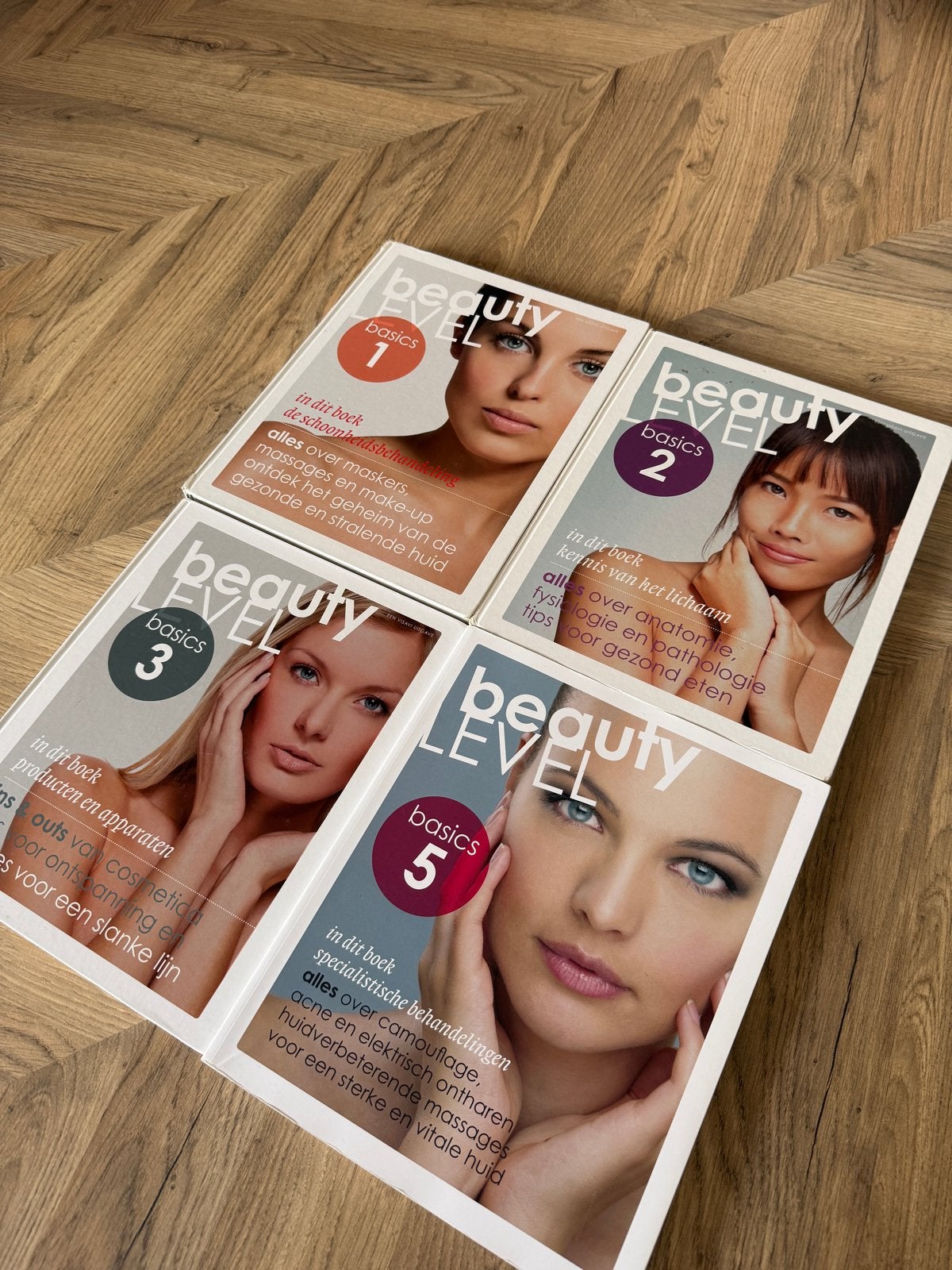 Beauty Level Boeken Set (deel 1, 2, 3, 5) Schoonheids, Ophalen of Verzenden, Gelezen, Gezondheid en Conditie
