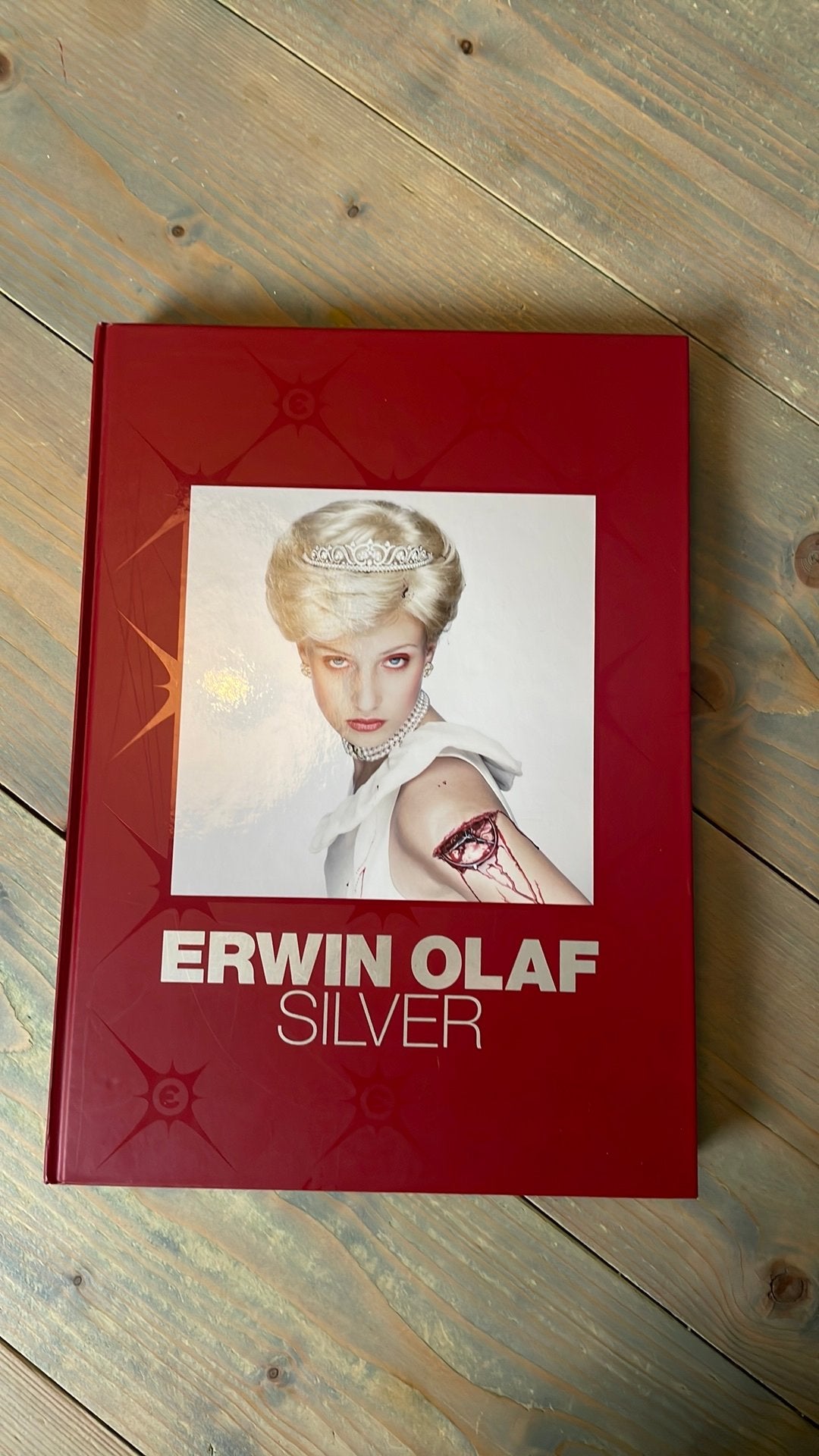 Erwin Olaf ‘Silver’ 1e druk 271 pagina’s, Ophalen of Verzenden, Zo goed als nieuw, Fotografen