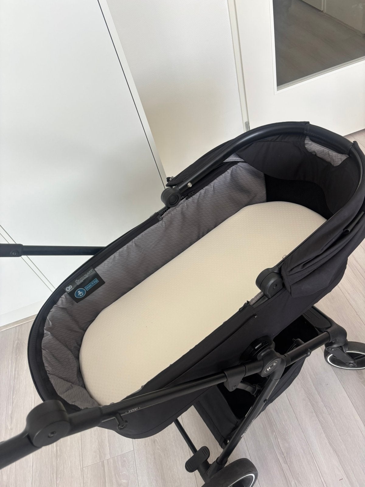 Foto 6 van Kinderkraft yoxi 2-in1 zwarte kinderwagen