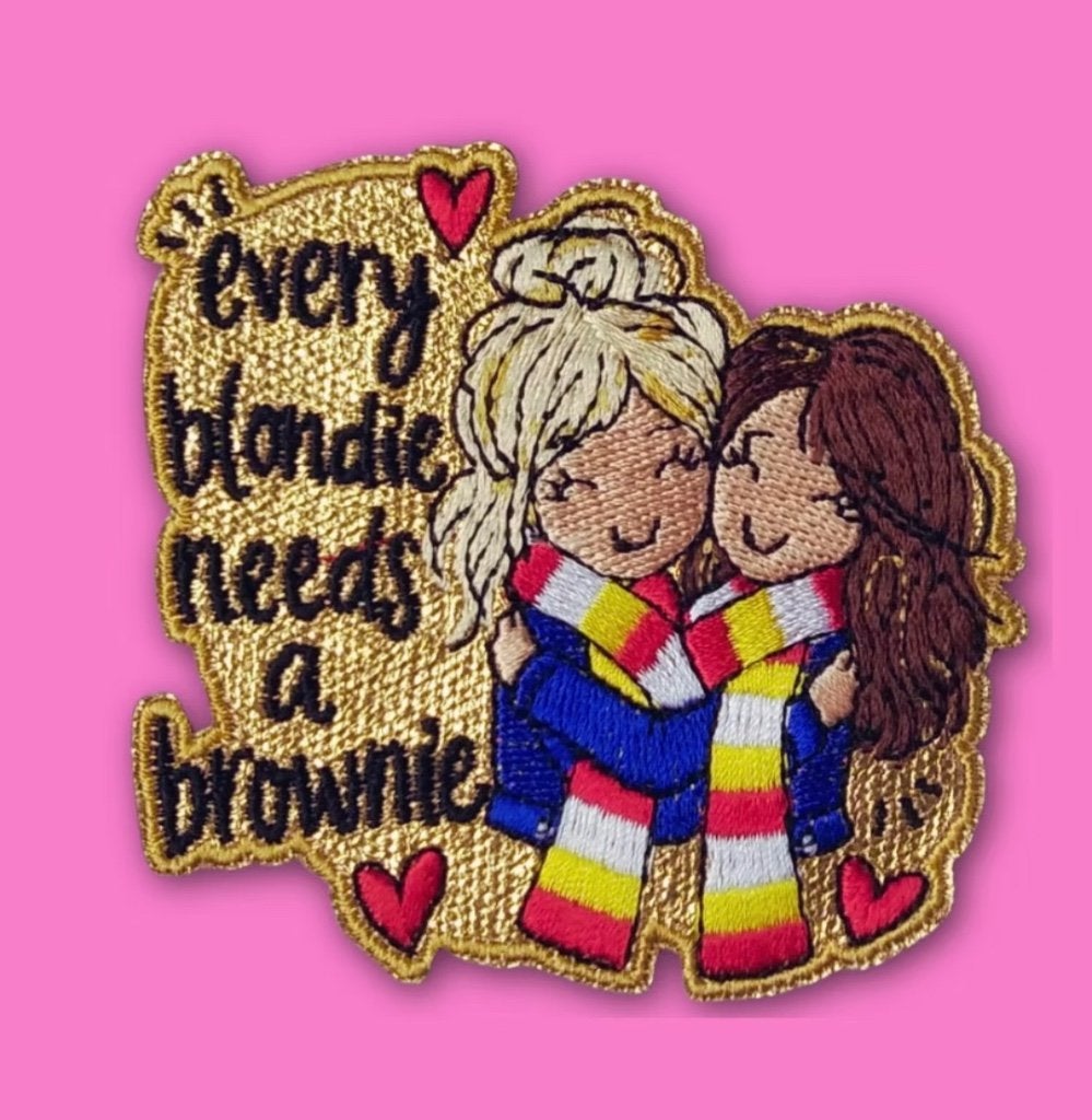 Vriendinnen Embleem Oeteldonk Brabant every blondie needs a, Ophalen of Verzenden, Nieuw, Carnaval, Accessoires