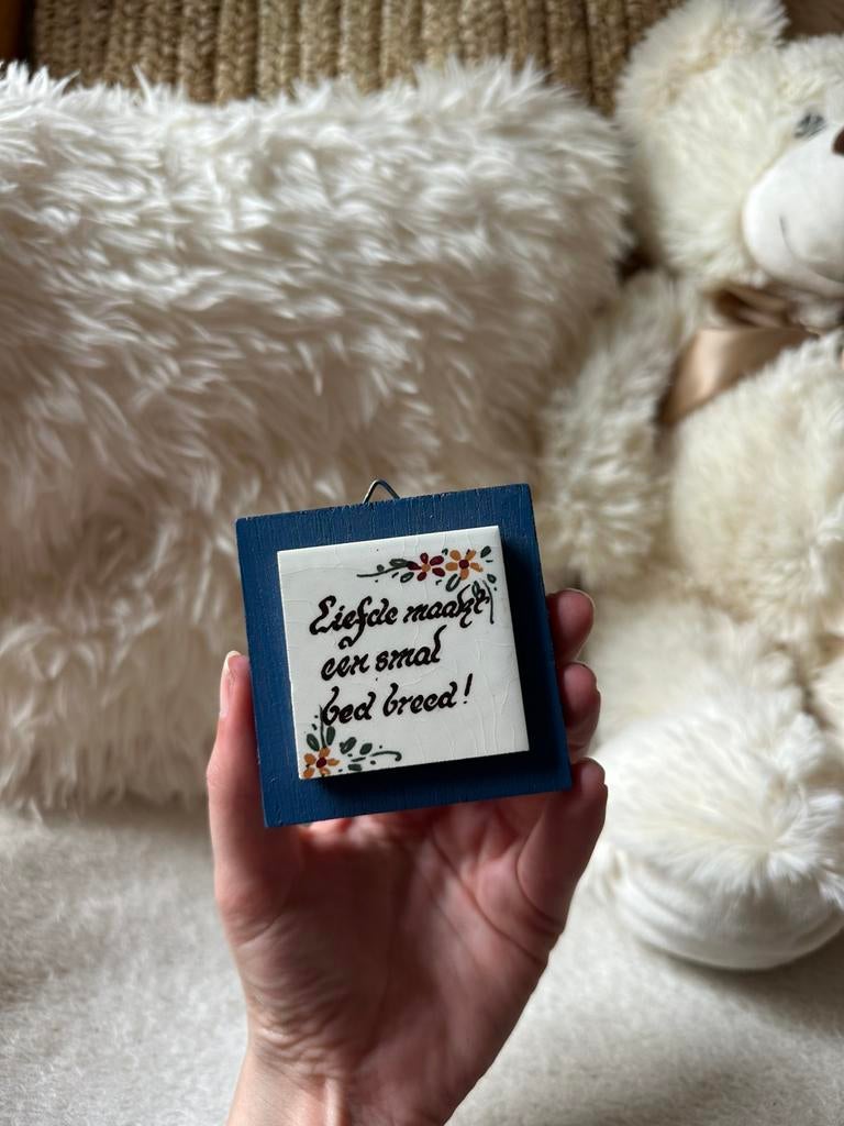 Houten wandtegeltje "Liefde maakt een smal bed breed!", Ophalen of Verzenden, Zo goed als nieuw