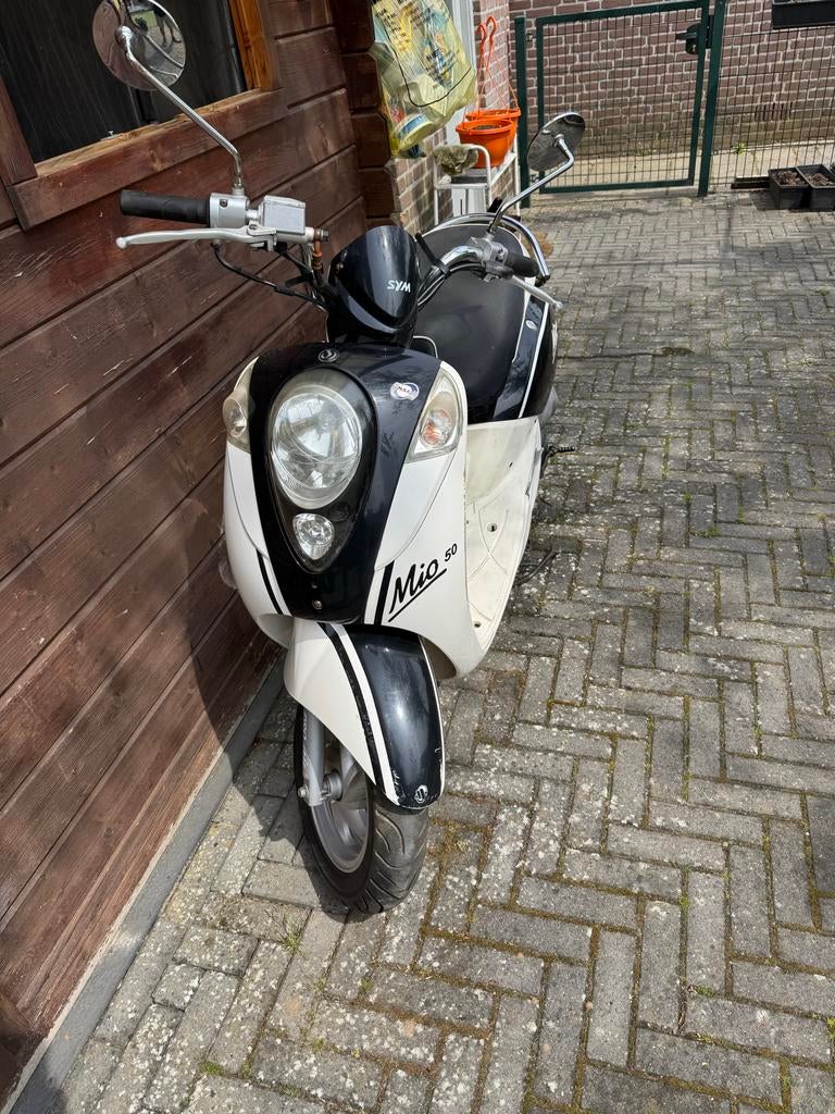 Sym Mio 50 Scooter - Zwart/Wit, Goede Staat, Fietsen en Brommers, Scooters | SYM, Mio, Gebruikt, Maximaal 45 km/u, Ophalen of Verzenden