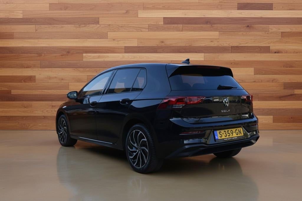 Volkswagen Golf 1.0 TSI Life | 17" LMV | LOUNGE PAKKET, Stof, Gebruikt, 620 kg, Zwart