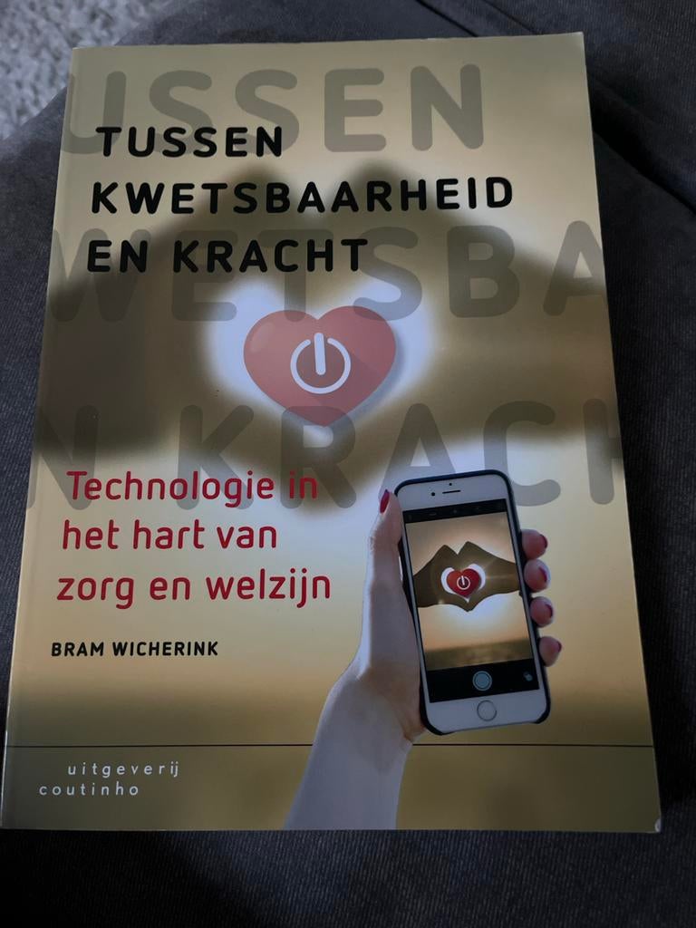 Tussen Kwetsbaarheid en Kracht - Technologie in Zorg, Ophalen of Verzenden, Zo goed als nieuw, Overige niveaus, Nederlands
