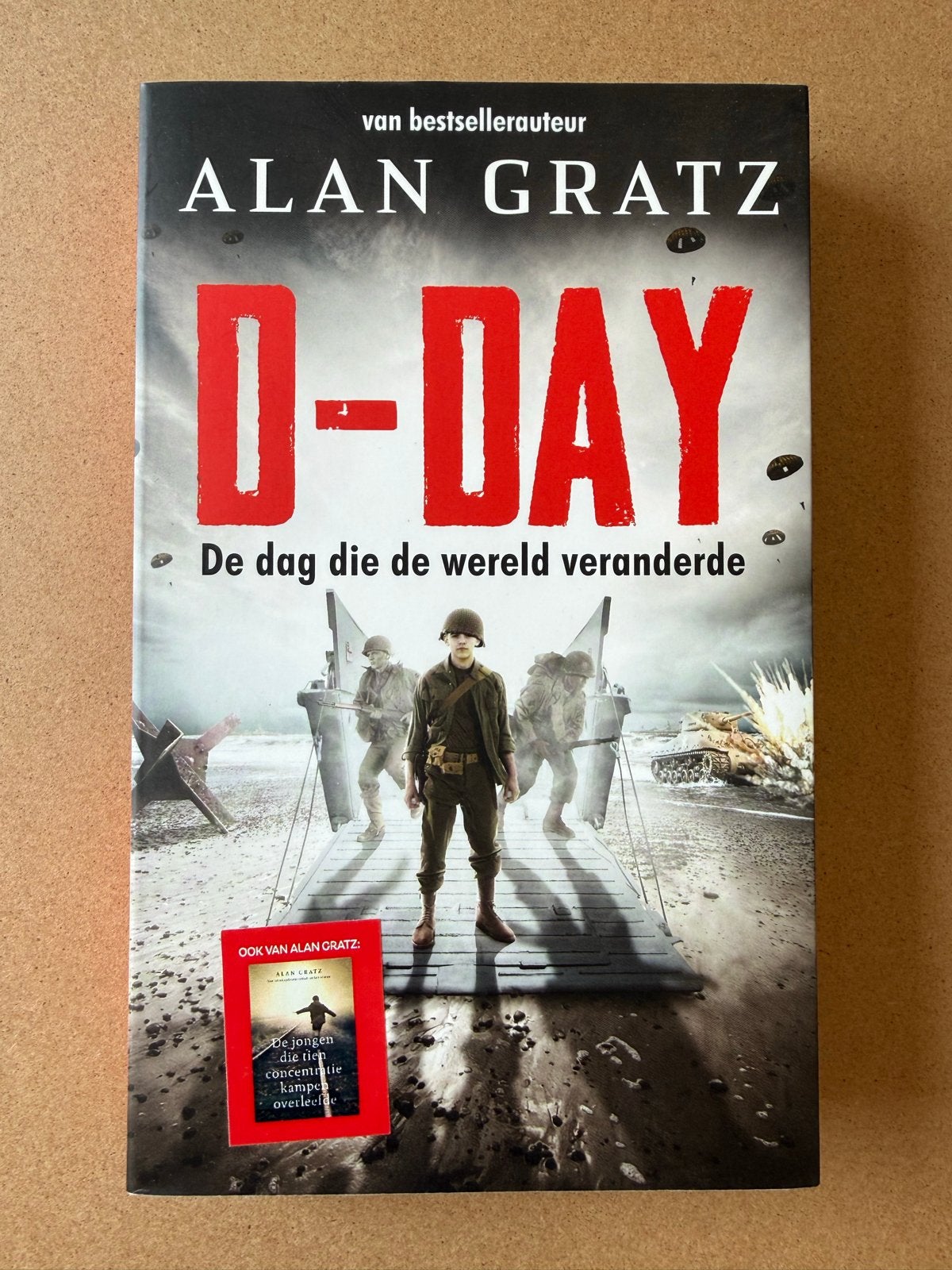 D-Day: De dag die de wereld veranderde - Alan Gratz, Boeken, Ophalen of Verzenden, Tweede Wereldoorlog, Zo goed als nieuw, Algemeen
