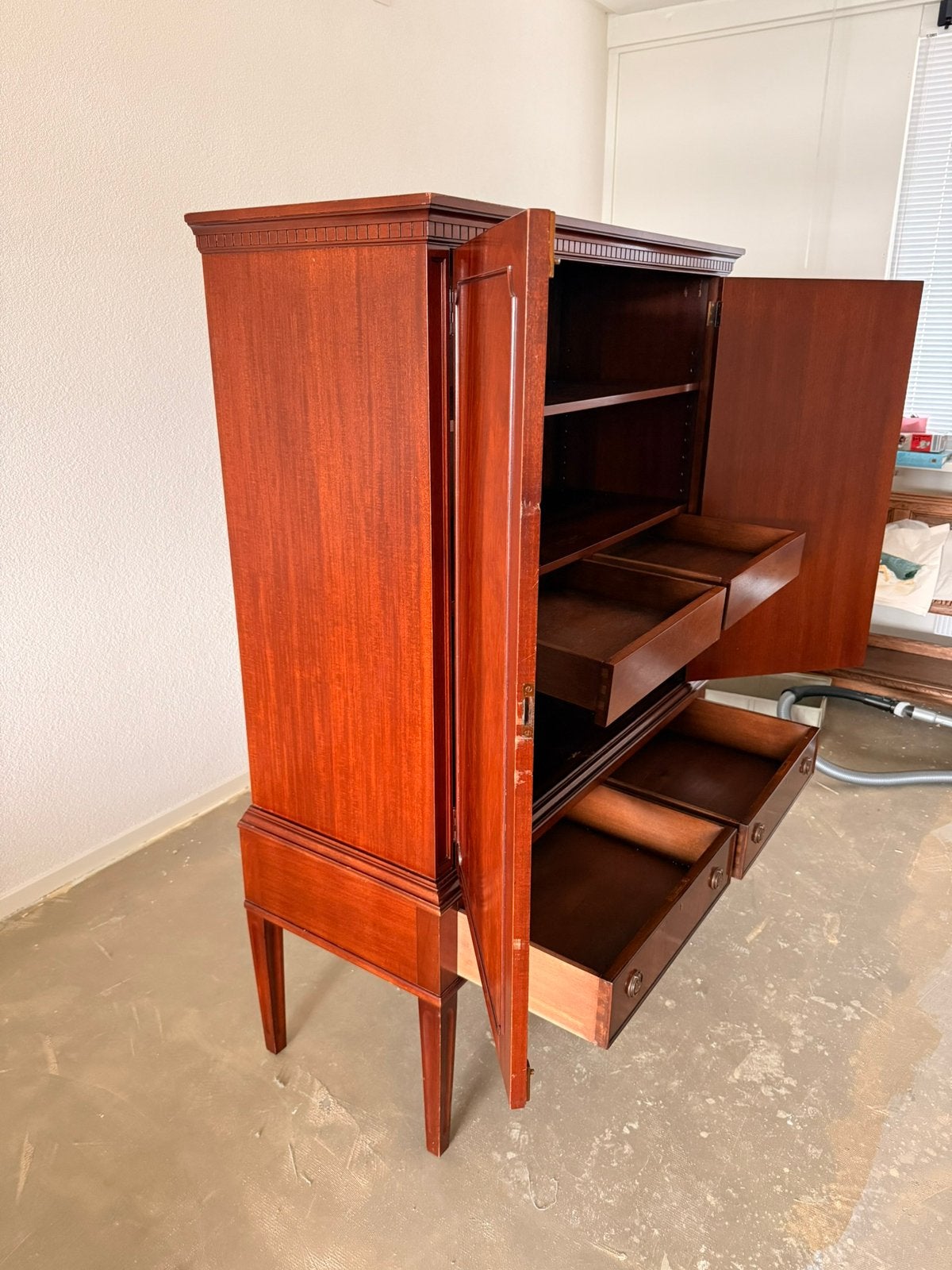 Foto 6 van Klassieke servieskast - Mahoniefineer - zeer fraai - 4 laden