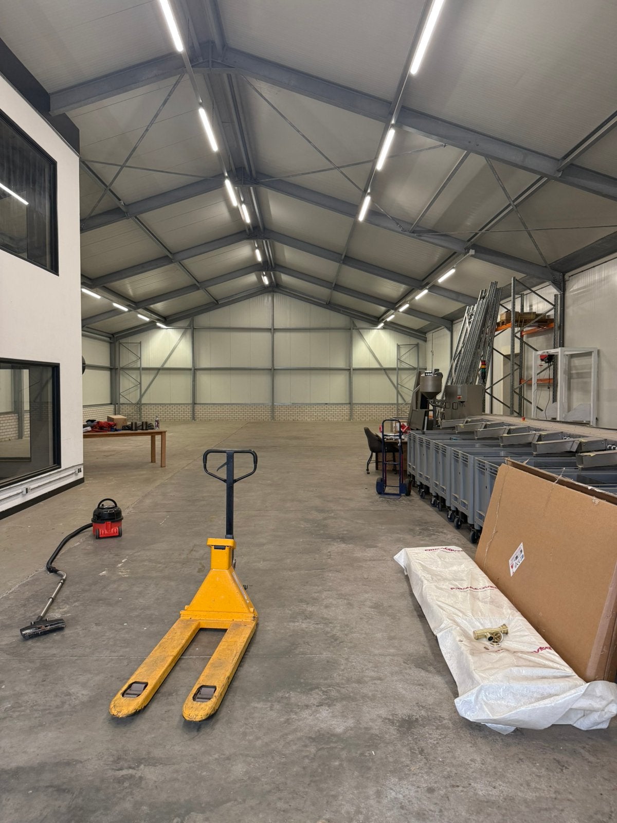 Bedrijfshal te huur ±500 m² met luxe kantoorruimte / Dongen, Ophalen