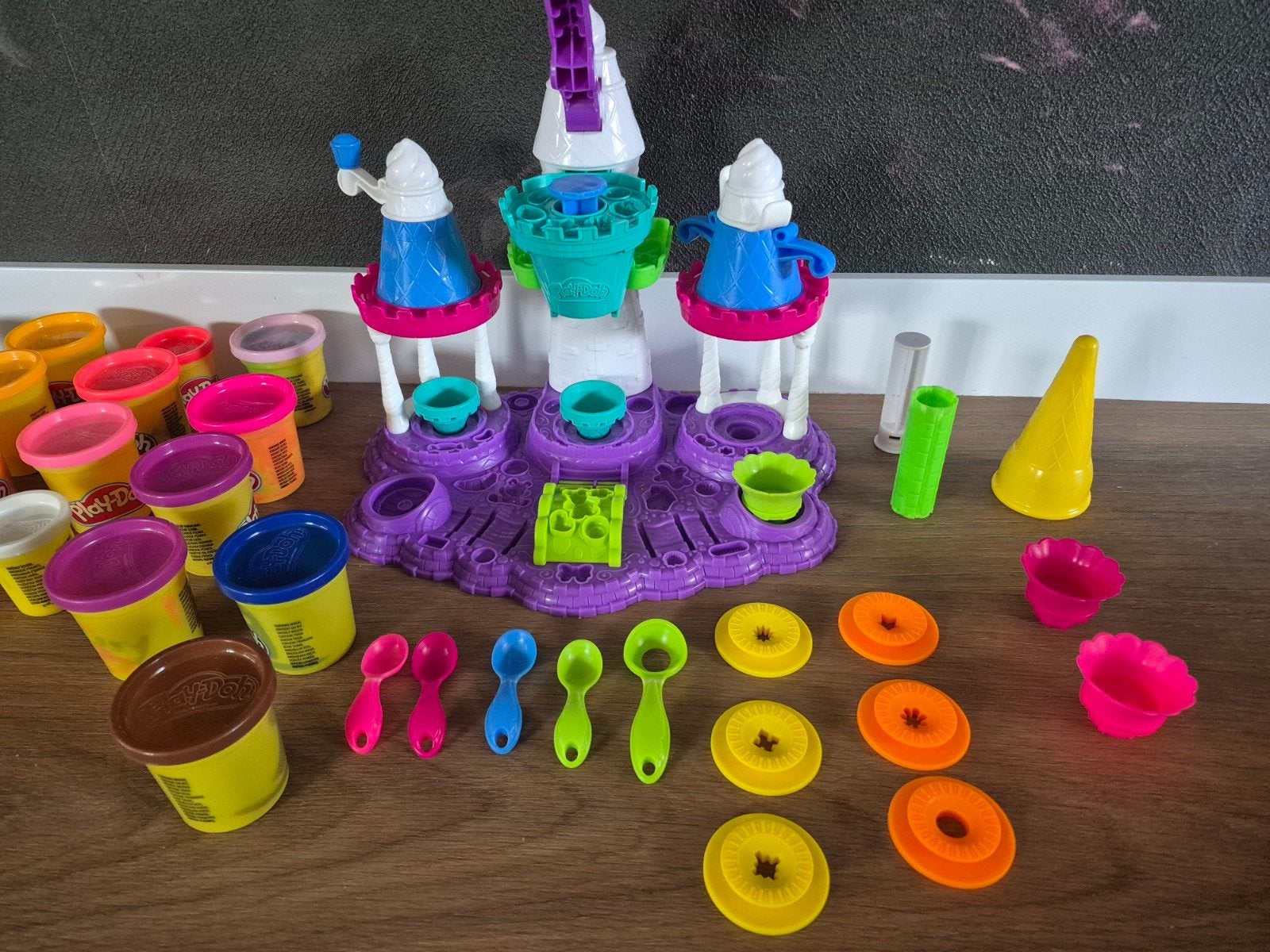 Play-Doh IJssalon Speelset met veel klei en accessoires, Ophalen of Verzenden, Gebruikt, Knutselen