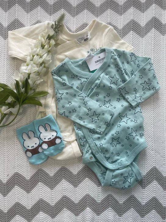 NIEUW, set van 2 unisex rompertjes en sokjes, maatje 68, Ophalen of Verzenden, Nieuw, Jongetje of Meisje, Nacht- of Onderkleding