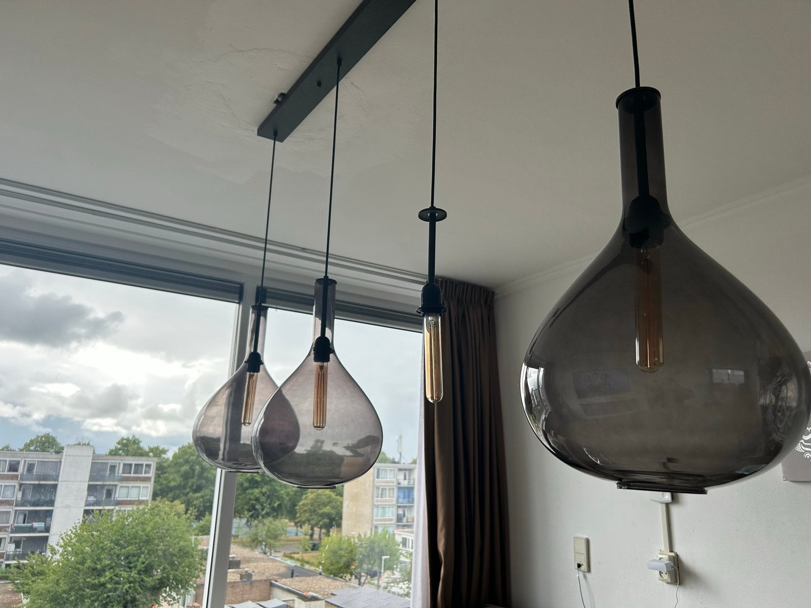 Hanglamp met 3 glazen bollen (één bol ontbreekt), Huis en Inrichting, Lampen | Hanglampen, Ophalen, Gebruikt, Glas, E27 (groot)