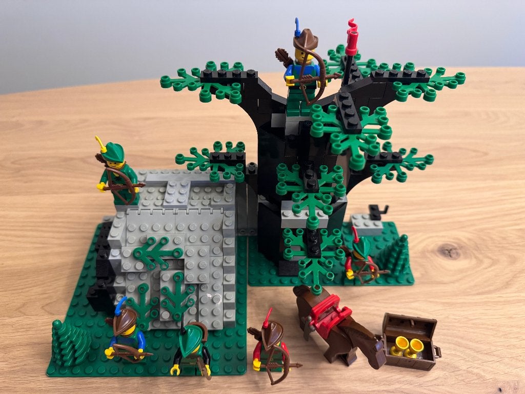 LEGO set 6066 Camouflaged Outpost (incl. alle plumes), Verzenden, Lego, Zo goed als nieuw, Castle