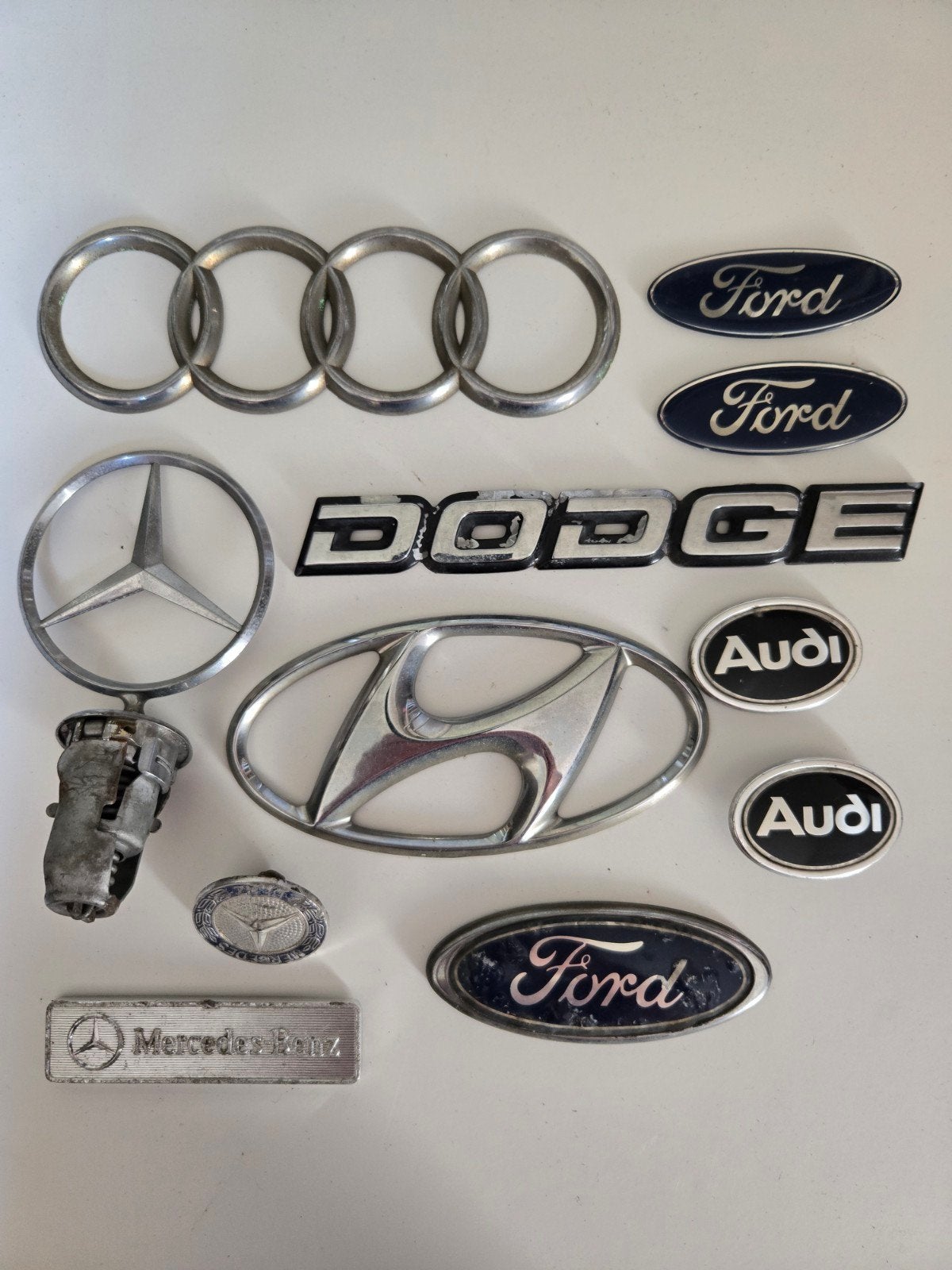 Auto-Emblemen: Ford, Audi, Mercedes, Dodge, Hyundai, Auto diversen, Auto-accessoires, Ophalen of Verzenden