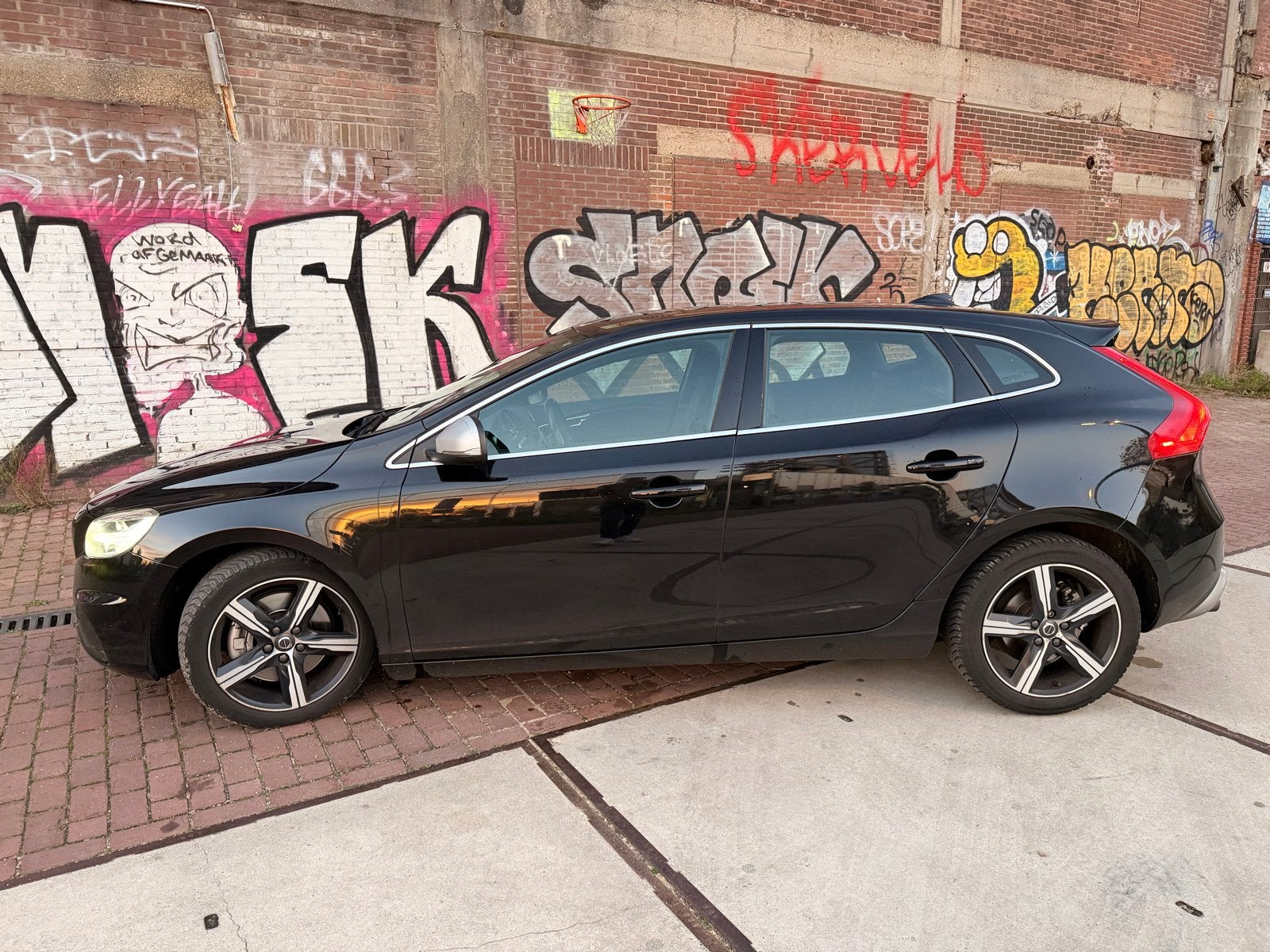 Volvo V40 2.0 T4 190PK 2018 Zwart R-Design Automaat, Auto's, Zwart, Alcantara, Zwart, Origineel Nederlands