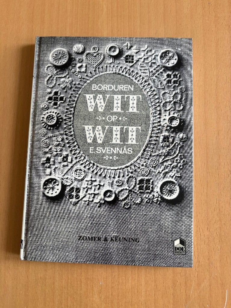 Borduren wit op wit van E. Svennas, Hobby en Vrije tijd, Ophalen of Verzenden, Patroon