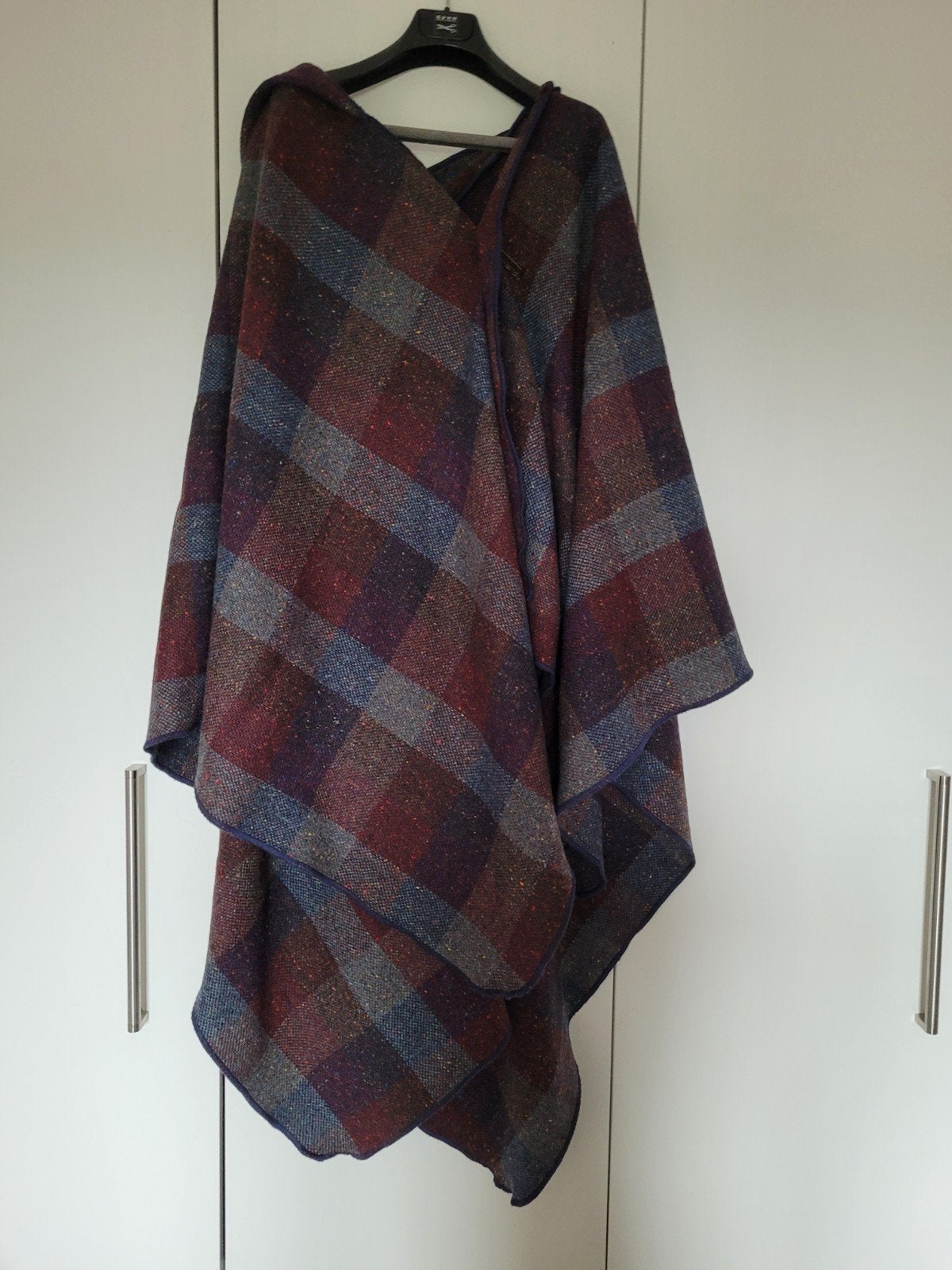 lerse Donegal Tweed Wol Hooded Ruana Cape  maat L,
Hooded R, Ophalen of Verzenden, Zo goed als nieuw
