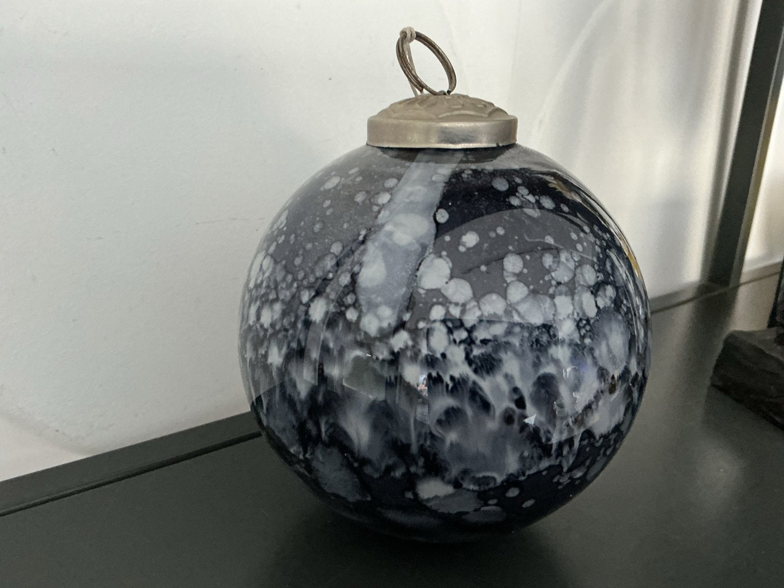 Grote Zwart-Witte Kerstbal - Uniek Design, Zwart, Ophalen of Verzenden, Zo goed als nieuw, Modern