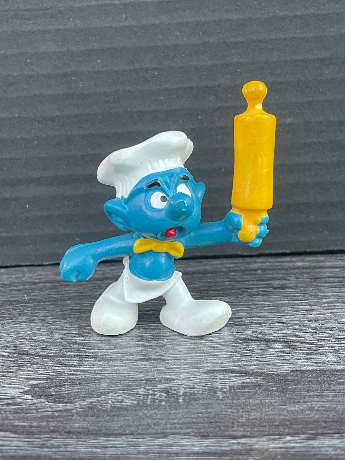 Smurfen kok met deegroller - Vintage Smurf figuur, Verzamelen, Ophalen of Verzenden, Gebruikt, Overige Smurfen, Poppetje, Figuurtje of Knuffel