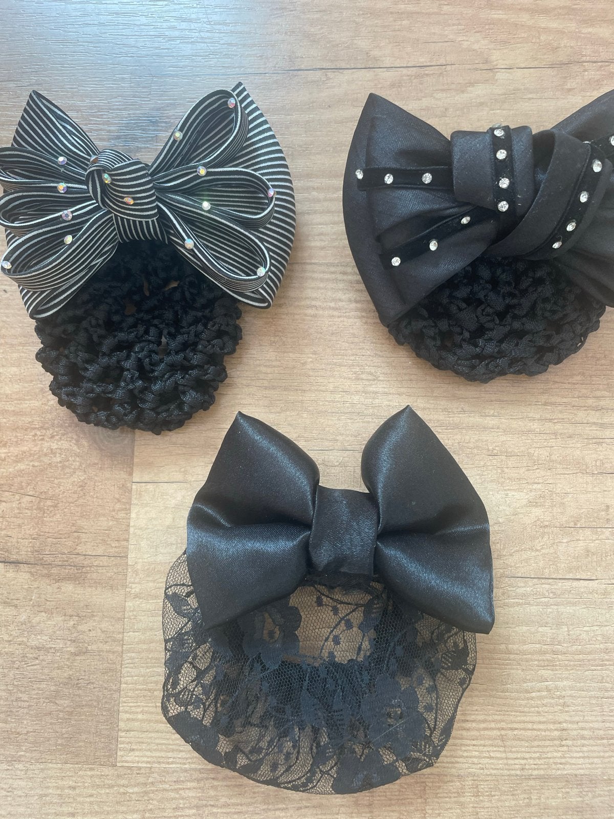 Luxe set van 3 haarstrikken met haarnetje - Paardensport/Hor, Dieren en Toebehoren, Paardrijkleding, Overige typen, Ophalen of Verzenden