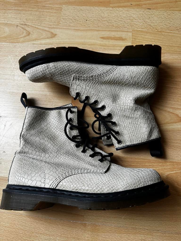 Dr. Martens mt 41 - Nieuw!, Ophalen of Verzenden, Nieuw, Beige, Lage of Enkellaarzen