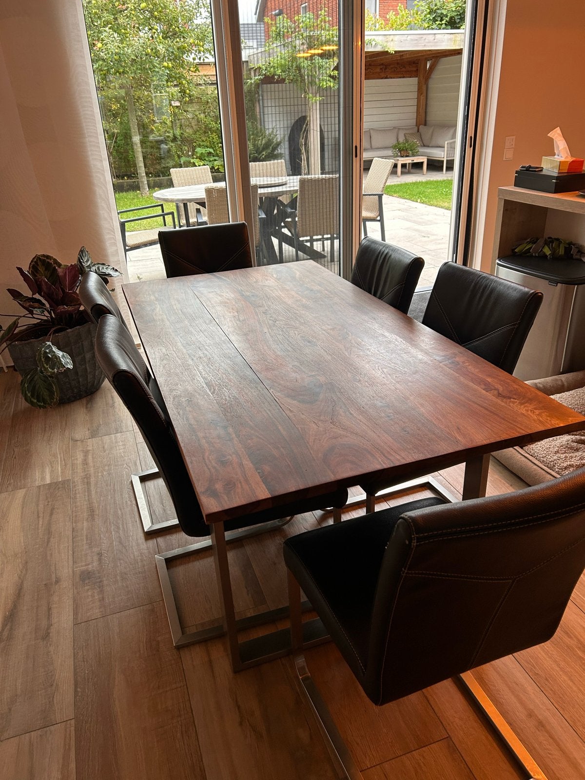 Houten eettafel met metalen frame en 6 leren stoelen, Huis en Inrichting, Tafels | Eettafels, Ophalen, 50 tot 100 cm, Zo goed als nieuw