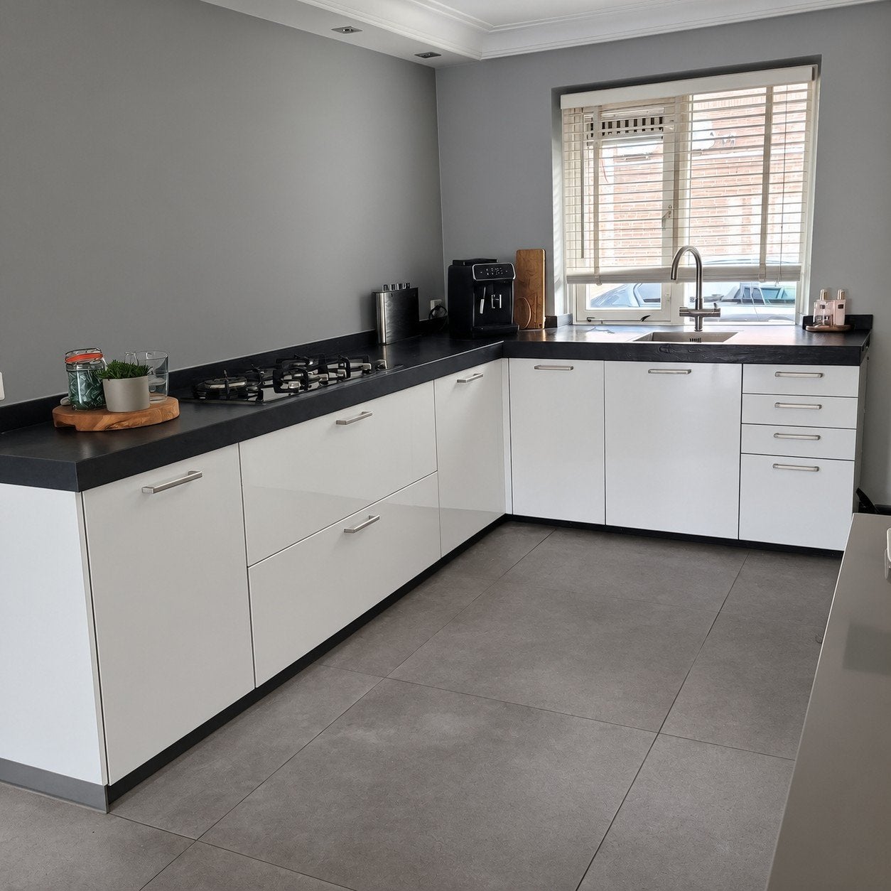 Moderne hoekkeuken met composiet blad en kookplaat, Gebruikt, Zwart, Hoekkeuken, Ophalen of Verzenden