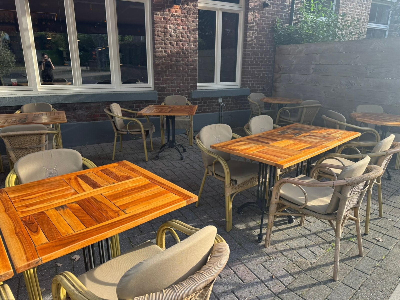 Horeca terras te koop – Terrastafels en 51 rotan stoelen, Ophalen, Gebruikt