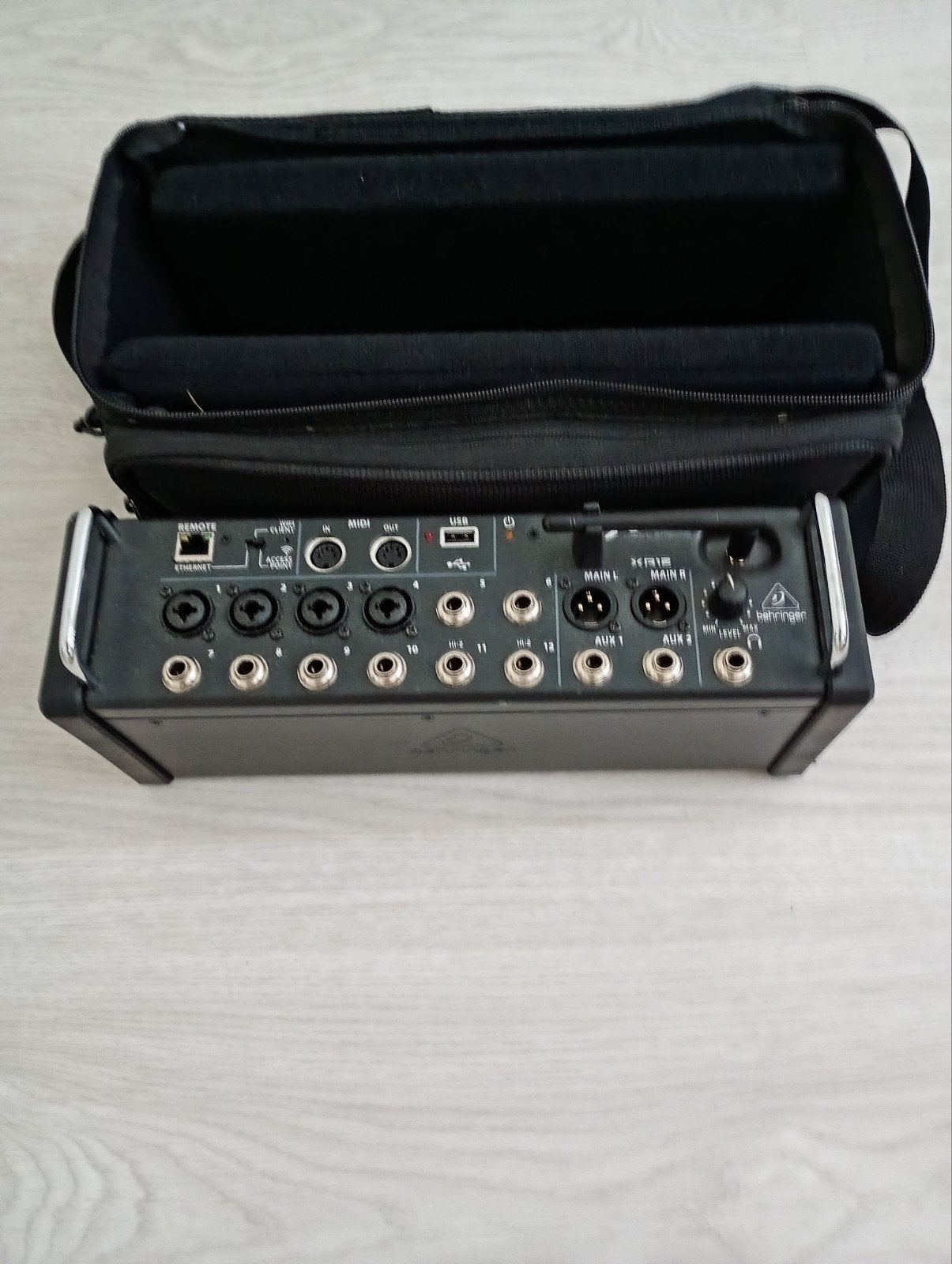 Behringer X air XR12, Muziek en Instrumenten, Mengpanelen, Ophalen, Zo goed als nieuw