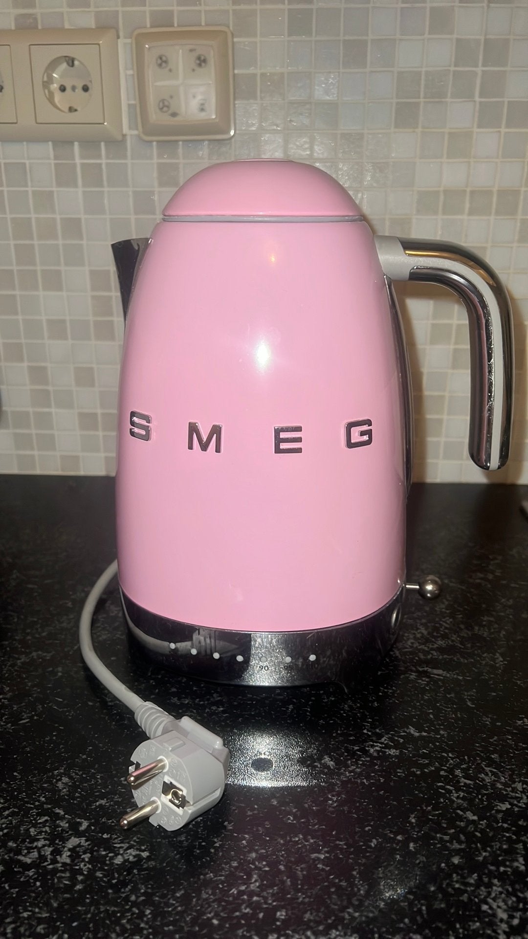 SMEG Waterkoker 1,7 L Roze, 1 tot 2 liter, Ophalen of Verzenden, Gebruikt, Rvs