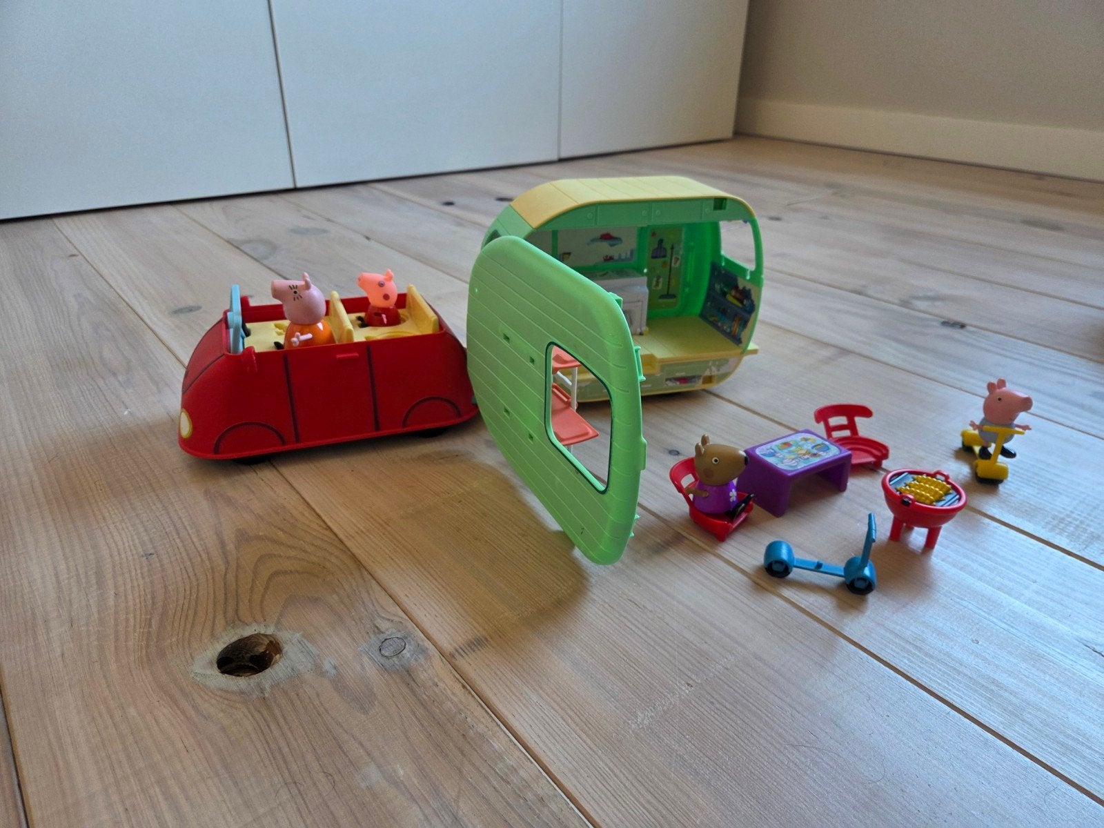 Peppa Pig auto met caravan en figuren, Ophalen of Verzenden