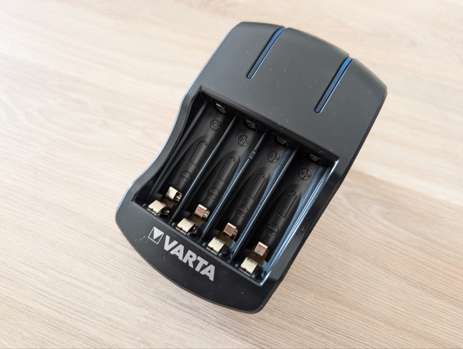 Oplader batterijen Varta 57647, Ophalen of Verzenden, Zo goed als nieuw