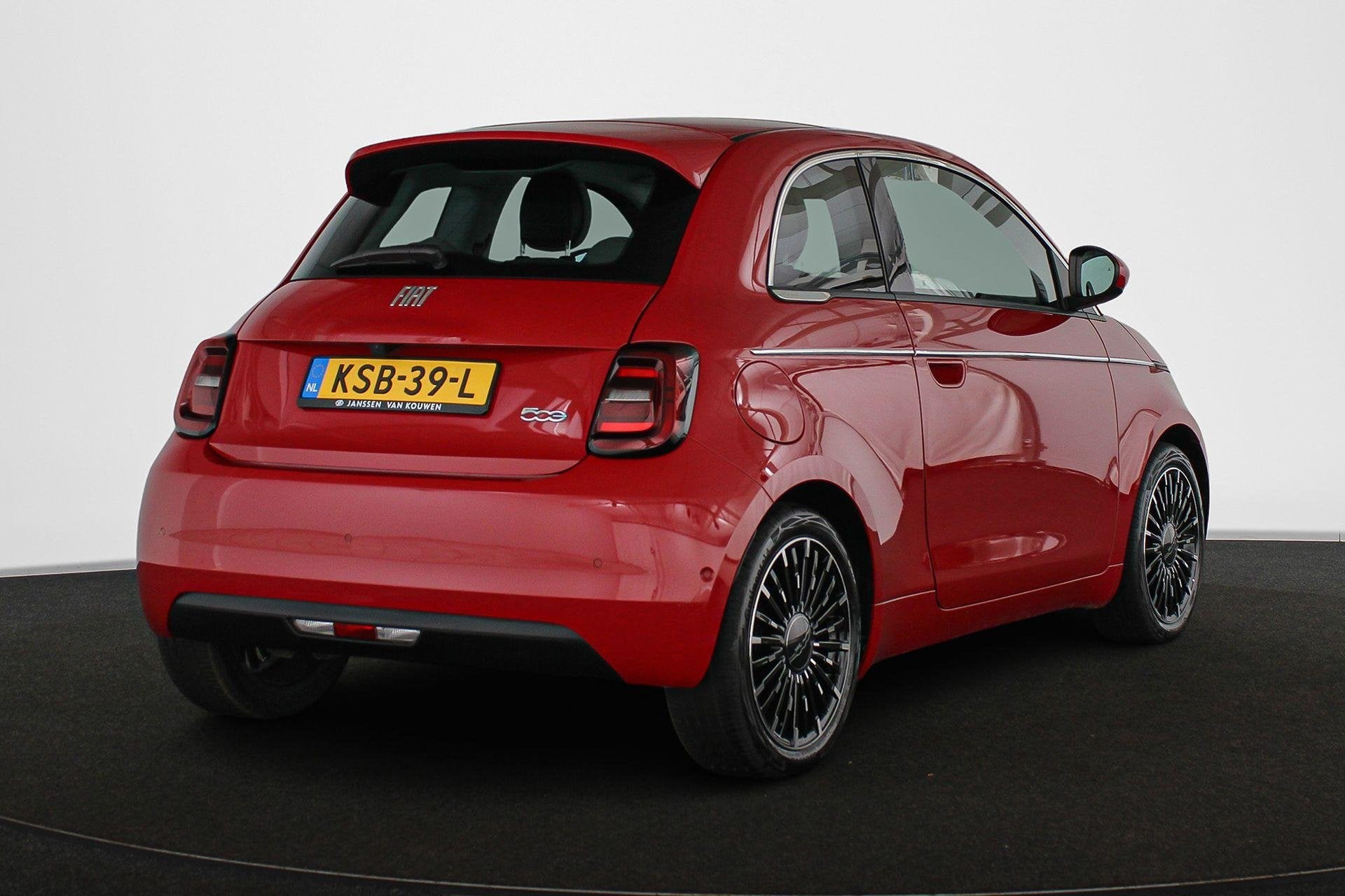 Fiat 500e La Prima 42 kWh Pano Leder Stoelverwarming JBL Cam, Gebruikt, 118 pk, 4 stoelen, Automatische klimaatregeling