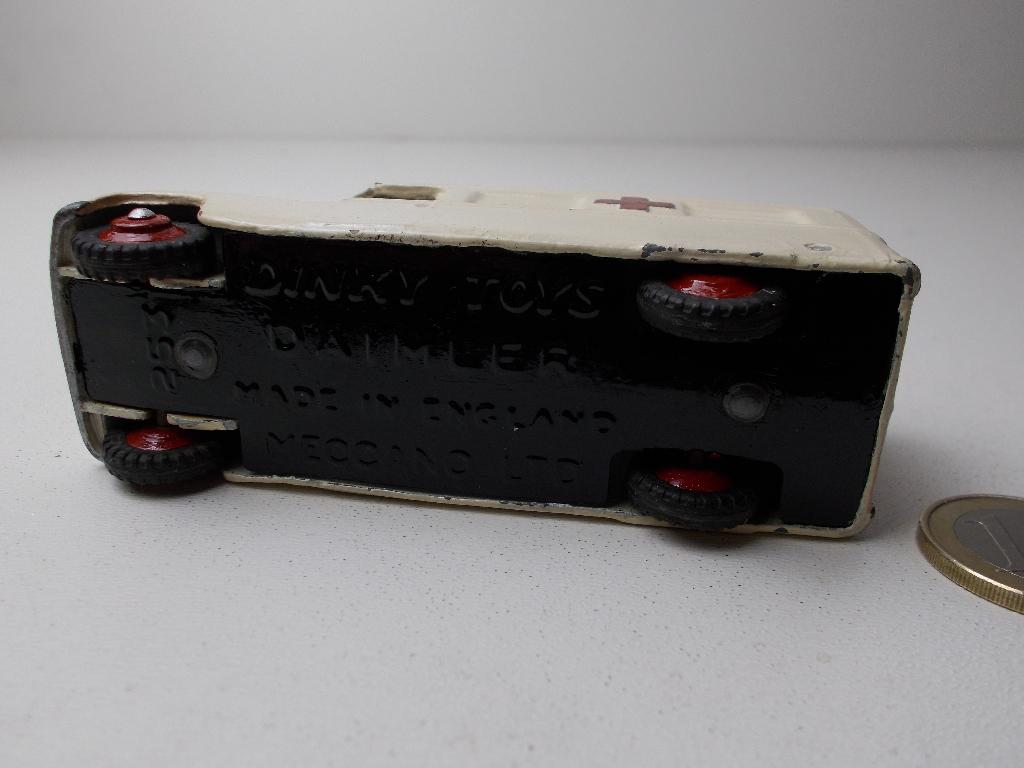 1955 Dinky Toys 253 DAIMLER AMBULANCE (Repainted) CREME. -F-, Ophalen of Verzenden, Gebruikt, Auto, Dinky Toys