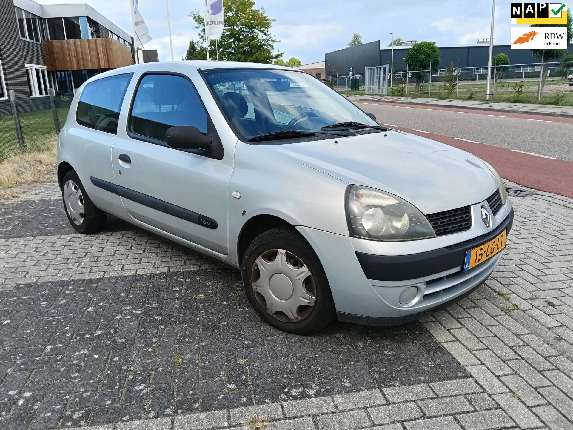 Renault Clio 1.2-16V Dynamique Nieuwe Apk !, Gebruikt, 31 €/maand, 4 cilinders, Origineel Nederlands