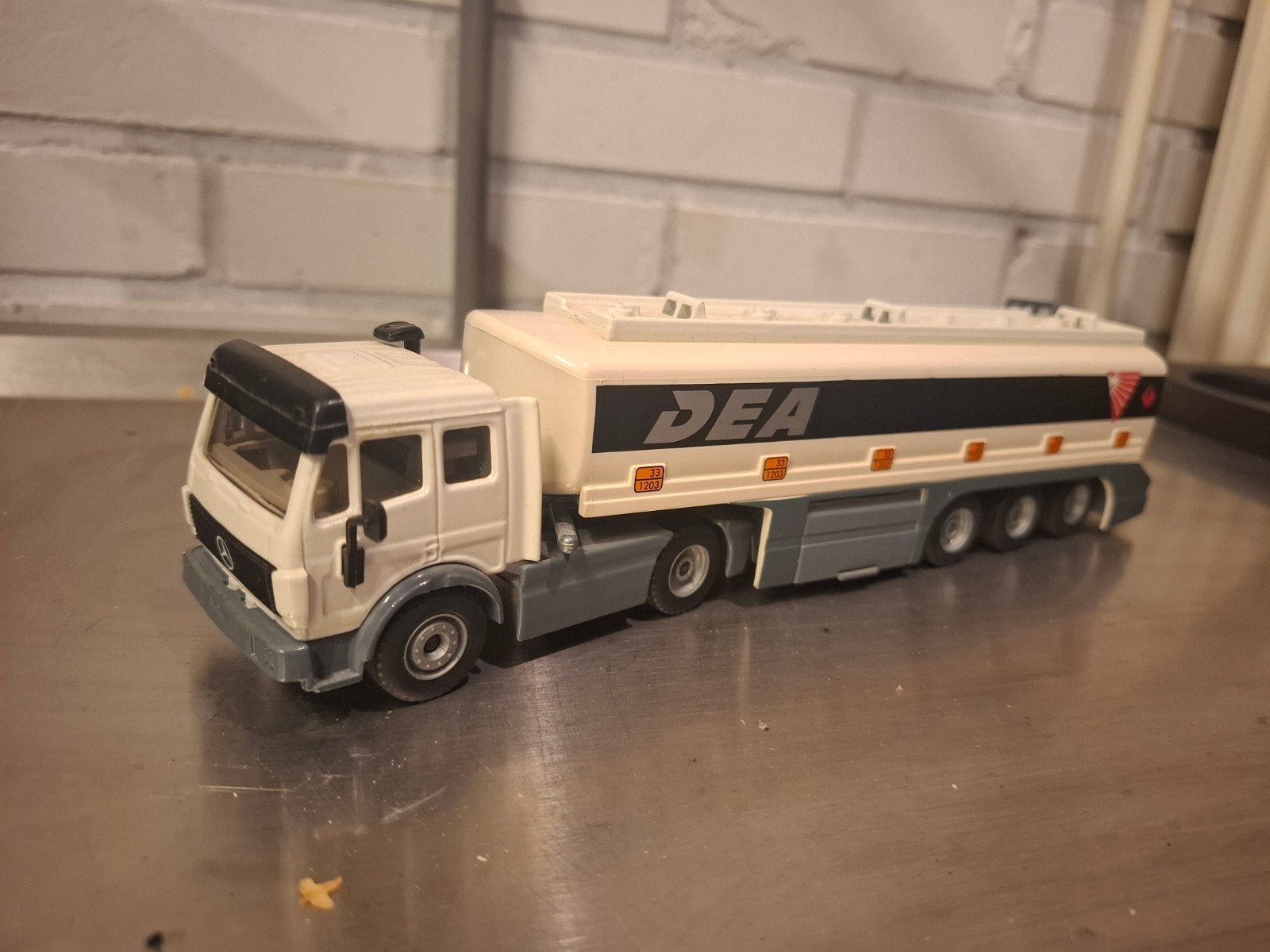 Siku Mercedes DEA Tankauto - Modelvrachtwagen, Ophalen of Verzenden, Gebruikt