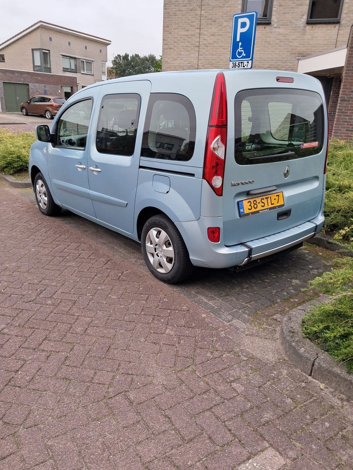 Renault Kangoo 1.6 16V 78KW Family AUT 2011 Blauw, Auto's, 1350 kg, 1362 kg, 4 cilinders, Blauw