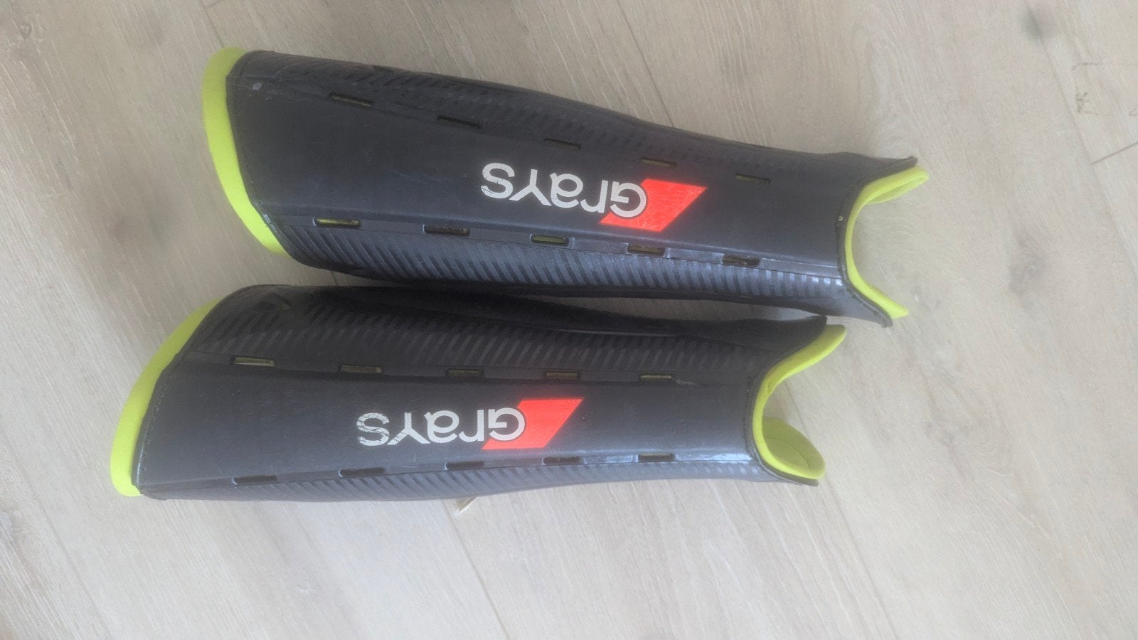 Hockey benodigdheden: bal, sokken, handschoen, scheenbescher, Sport en Fitness, Hockey, Ophalen
