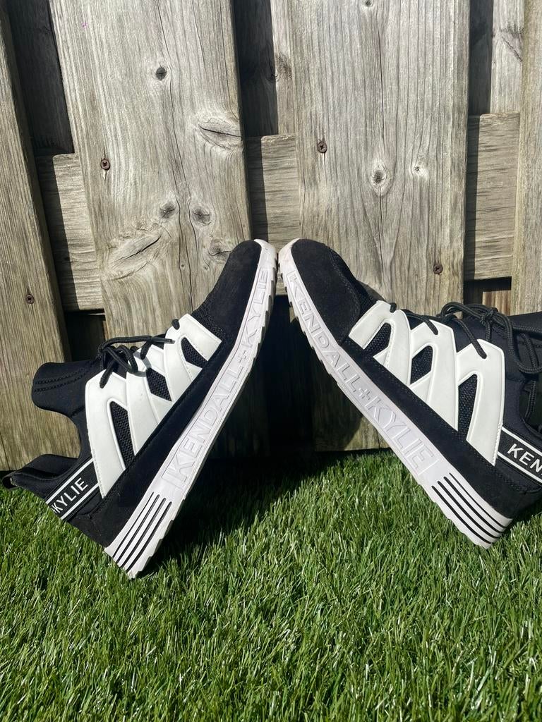 KENDALL + KYLIE SUMMER SNEAKER €20, Zwart, Ophalen of Verzenden, Sneakers of Gympen, Zo goed als nieuw