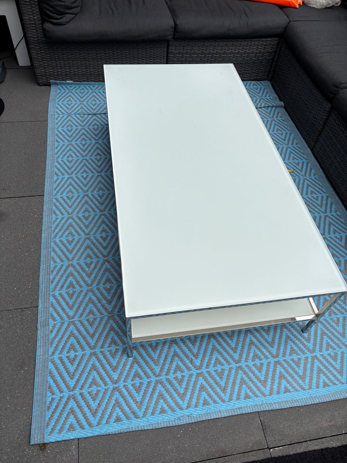 Moderne salontafel met glazen blad en metalen frame, Ophalen, Gebruikt, 100 tot 150 cm, 50 tot 100 cm