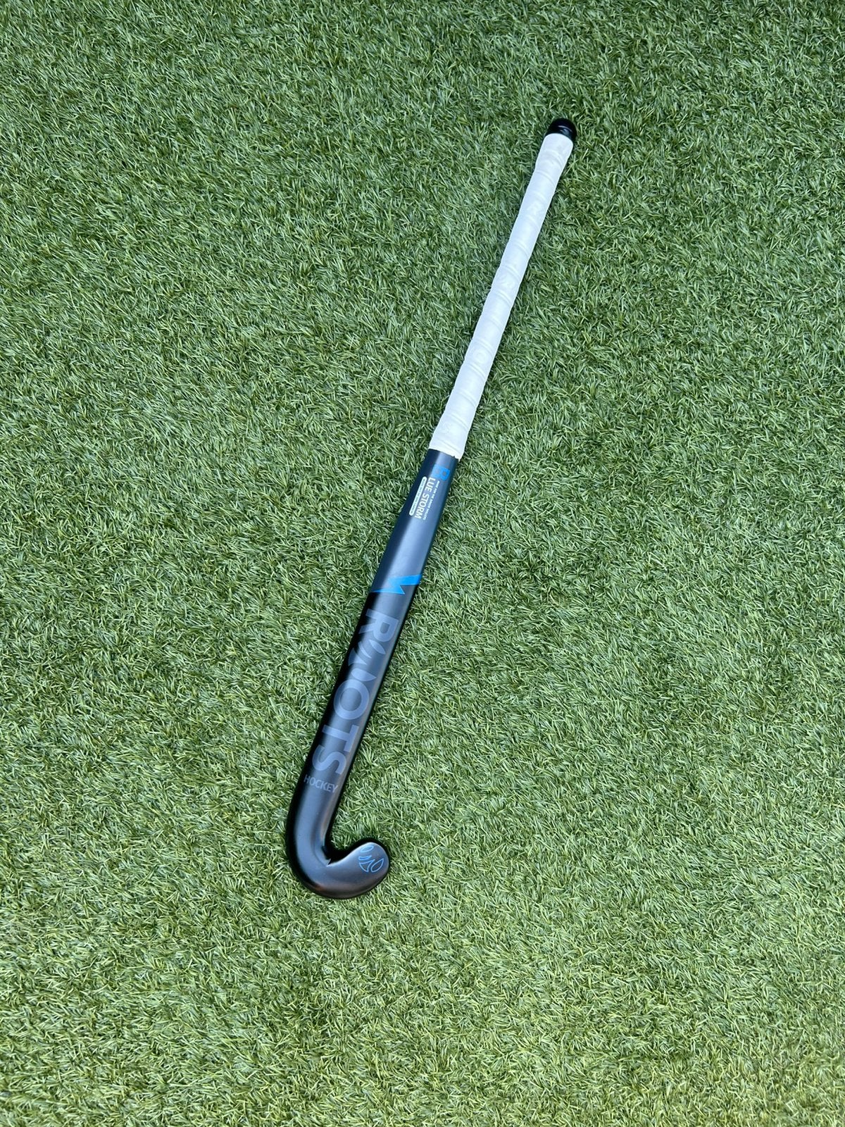 Roots Blue Storm veldhockey stick 34 inch 3x gebruikt, Sport en Fitness, Hockey, Ophalen, Zo goed als nieuw, Stick