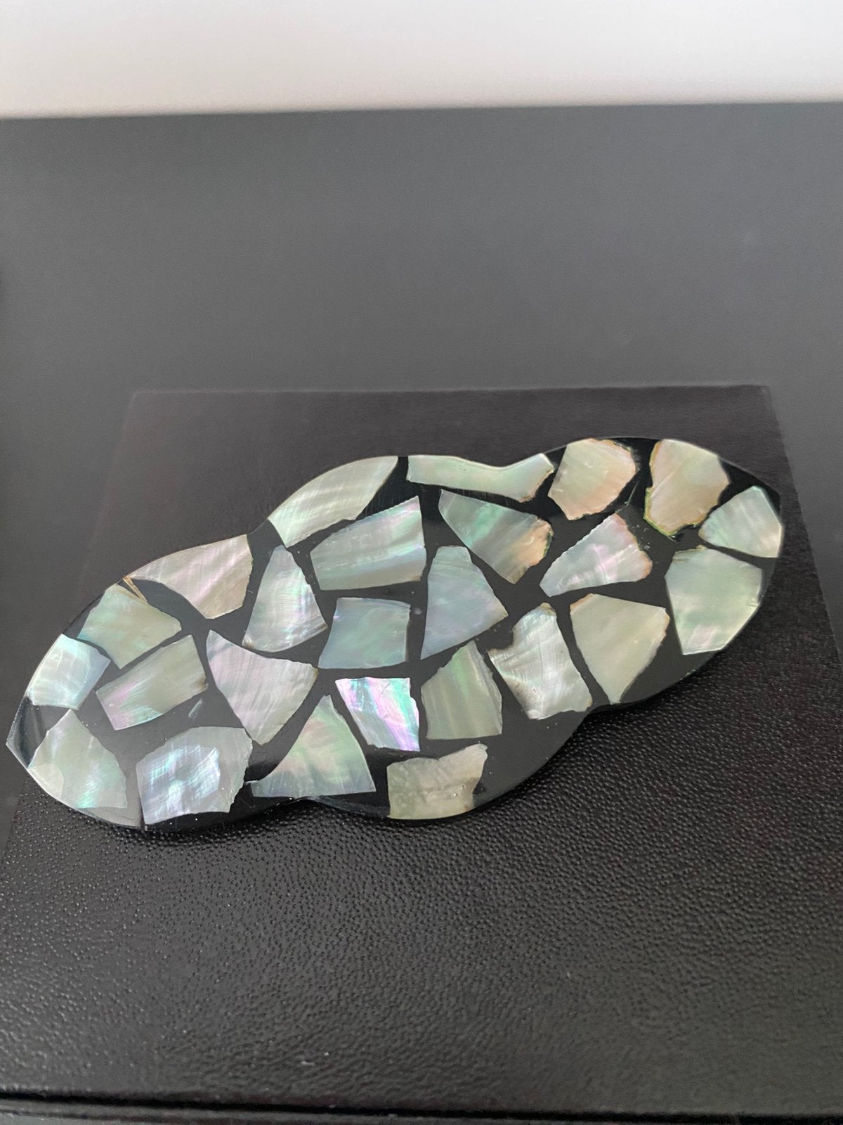 Vintage grote abalone mozaïek schelpen broche, Ophalen of Verzenden, Zo goed als nieuw, Zwart, Overige materialen