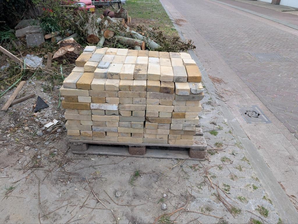 Gele bakstenen 100 stuks, Doe-het-zelf en Verbouw, Metselstenen, Ophalen of Verzenden, Gebruikt, Bakstenen