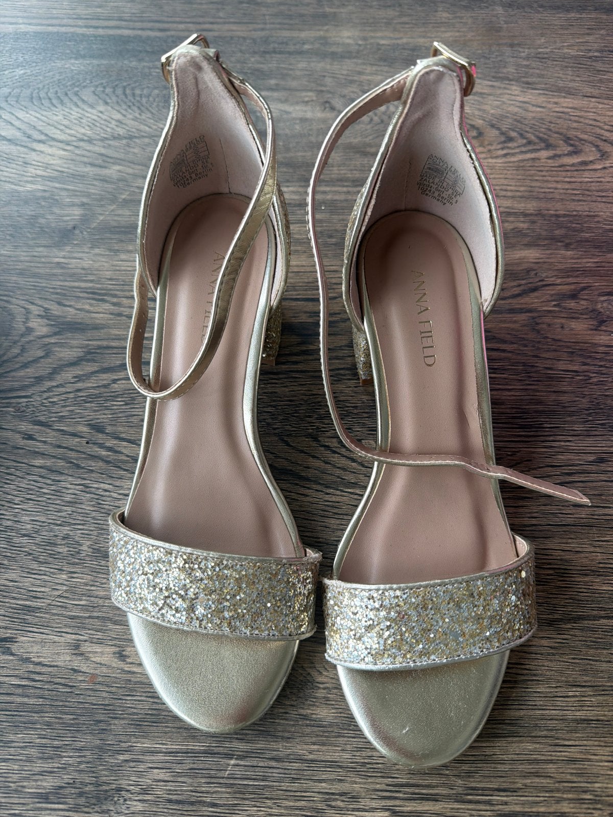 Gouden glitter hakken met enkelbandje maat 36, Kleding | Dames, Schoenen, Ophalen, Zo goed als nieuw, Overige kleuren, Schoenen met hoge hakken