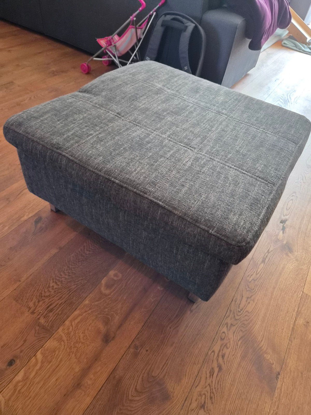 Grijze poef/voetenbank, Ophalen, Vierkant, 75 tot 100 cm, Zo goed als nieuw