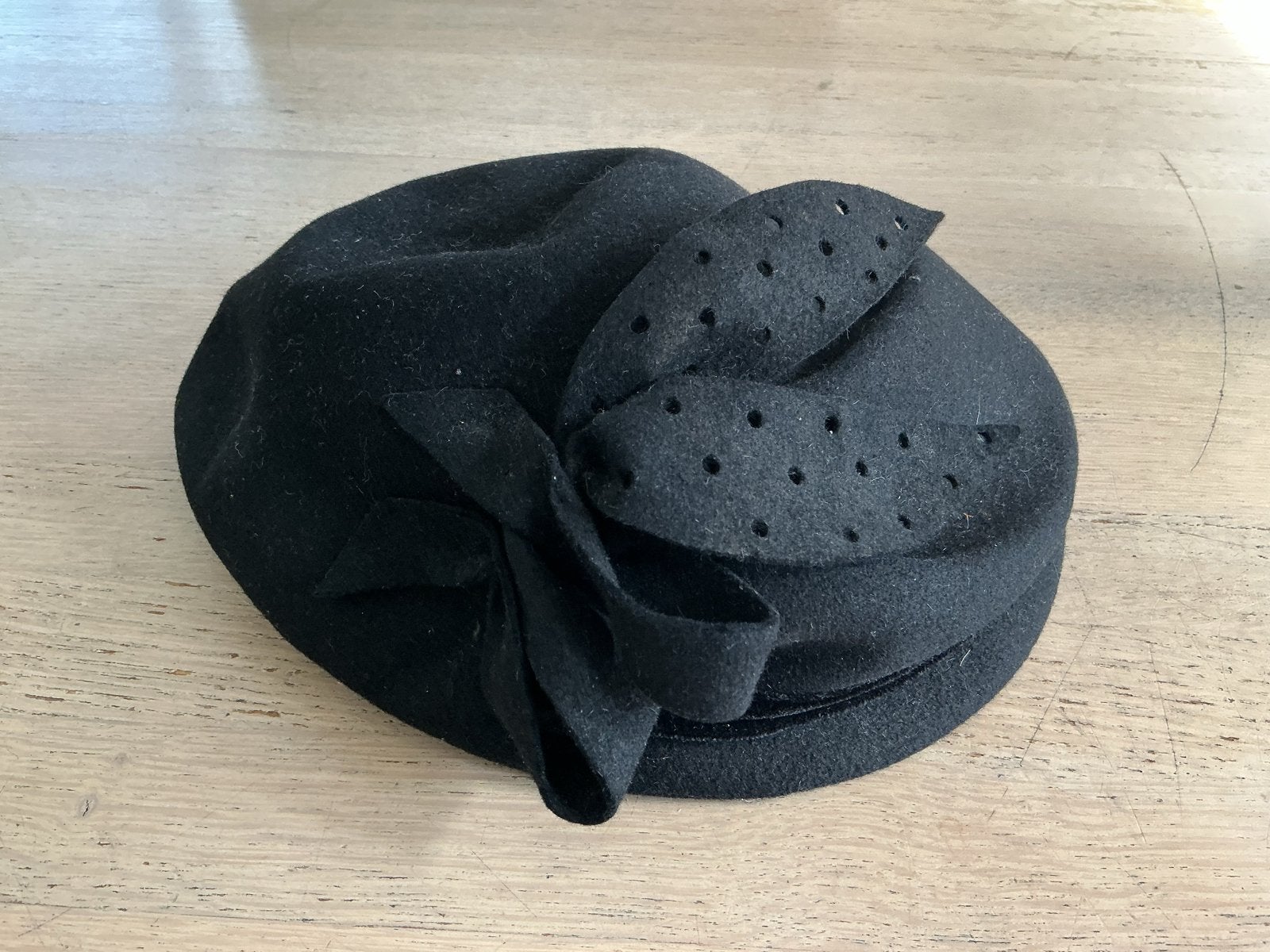 Elegante Zwarte Vilten Hoed met Decoratieve Strik.Jaren 40., Ophalen of Verzenden, Zo goed als nieuw, One size fits all, Hoed