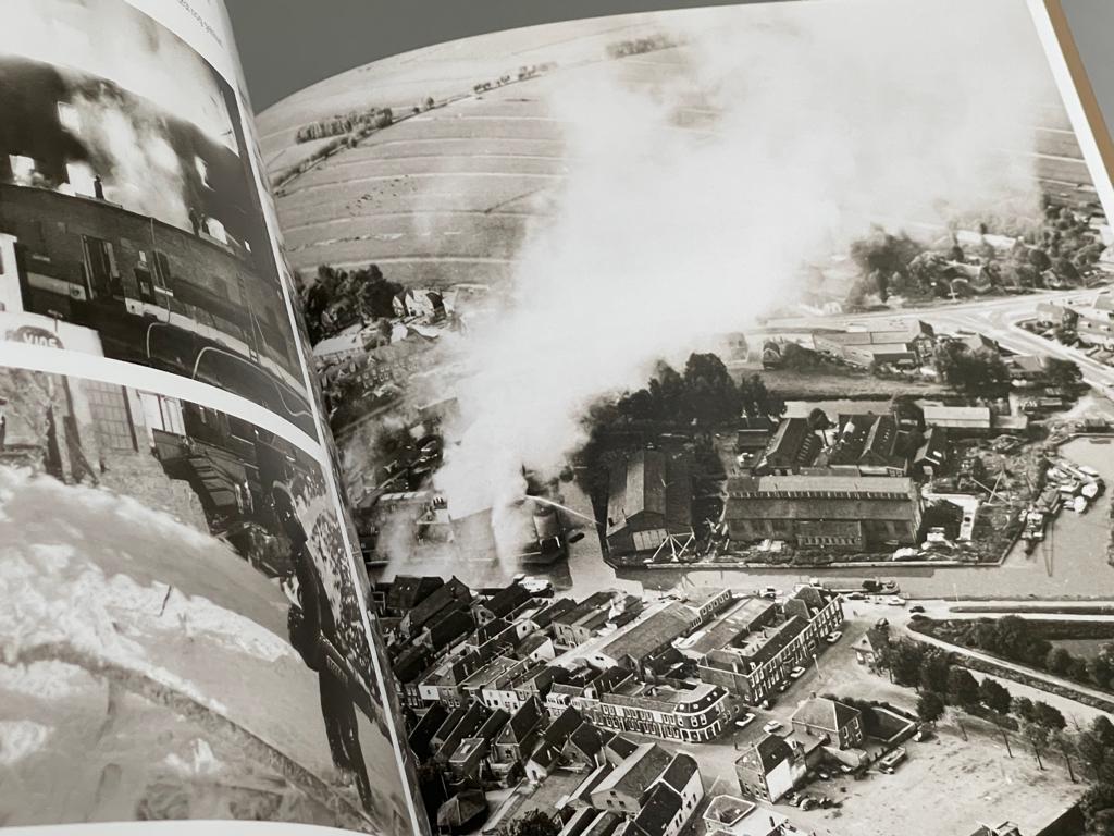 De Koekenfabriek – Honderd jaar lijnolie uit Oudewater (2014, Boeken, Ophalen of Verzenden, 20e eeuw of later, Zo goed als nieuw